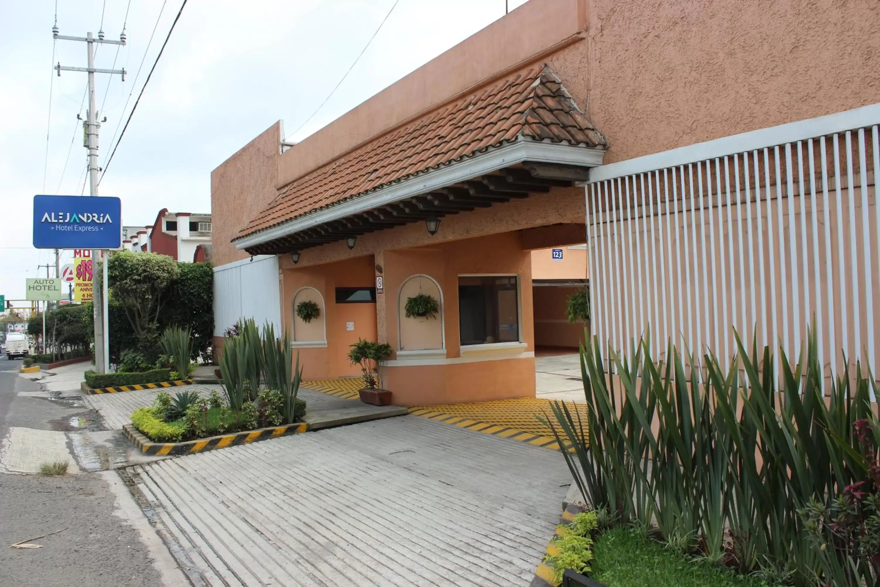 Facade/entrance, Property Building in Hotel Express Alejandría