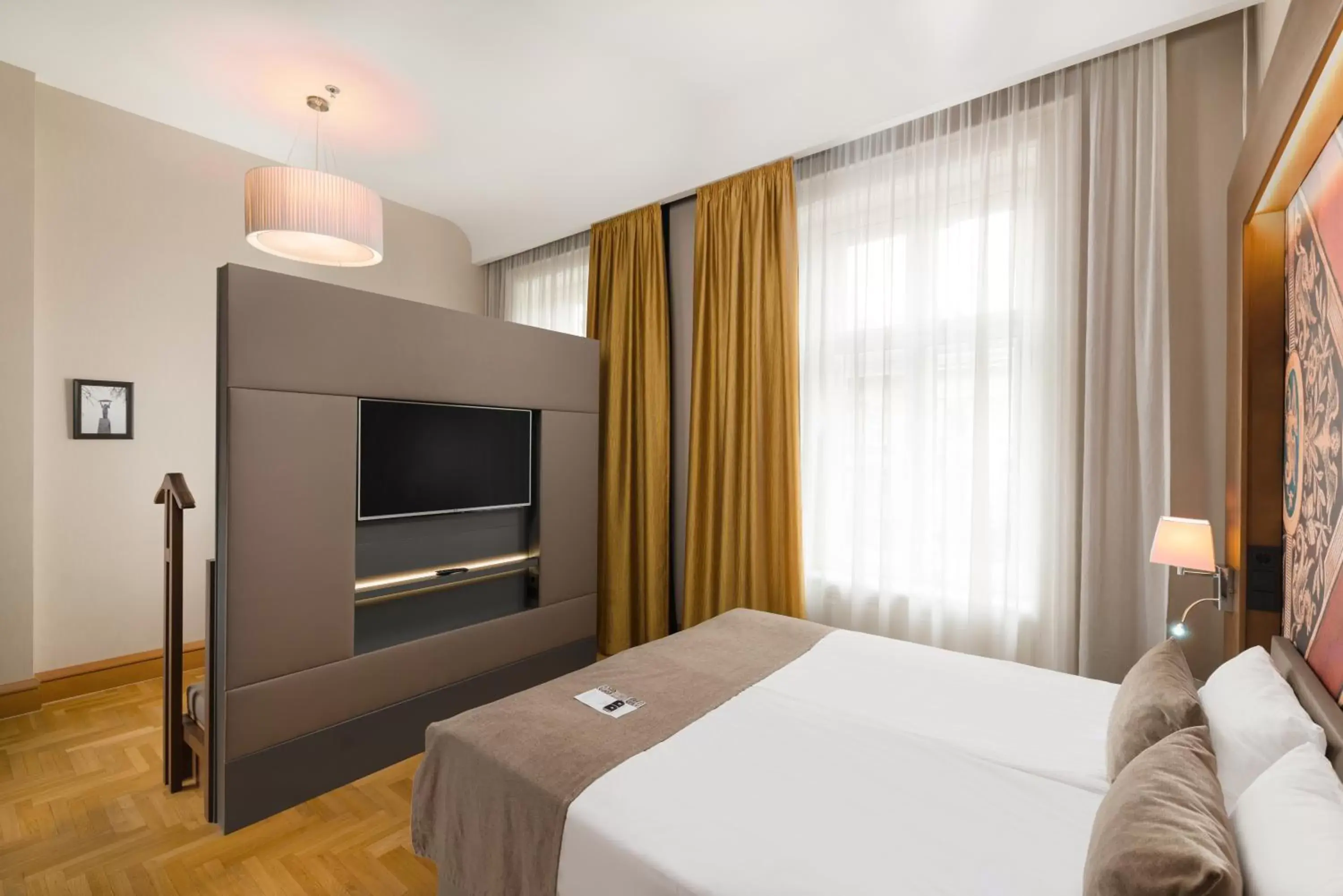 Bedroom, TV/Entertainment Center in Hotel Moments Budapest