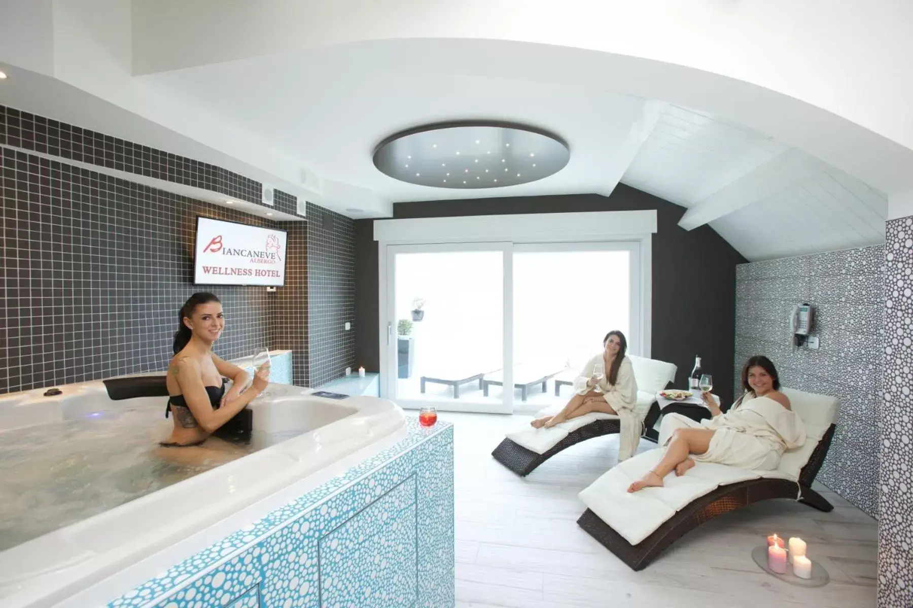 Hot Tub, Guests in Hotel Biancaneve Wellness