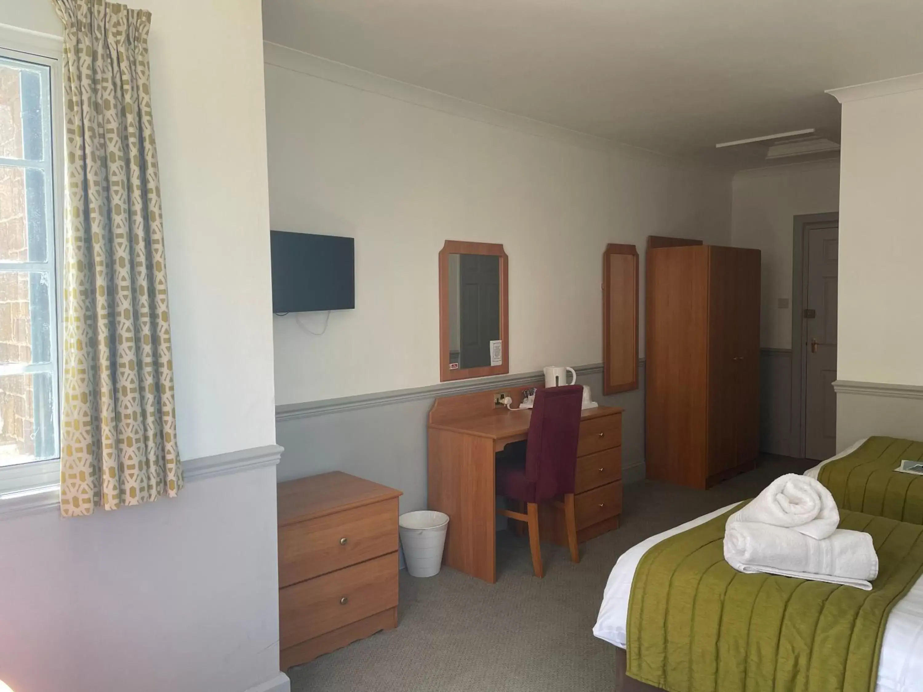 Standard Twin Room in The Golden Lion Hotel Standard Twin Room in The Golden Lion Hotel