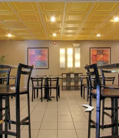 Restaurant/Places to Eat in Econo Lodge Waynesboro