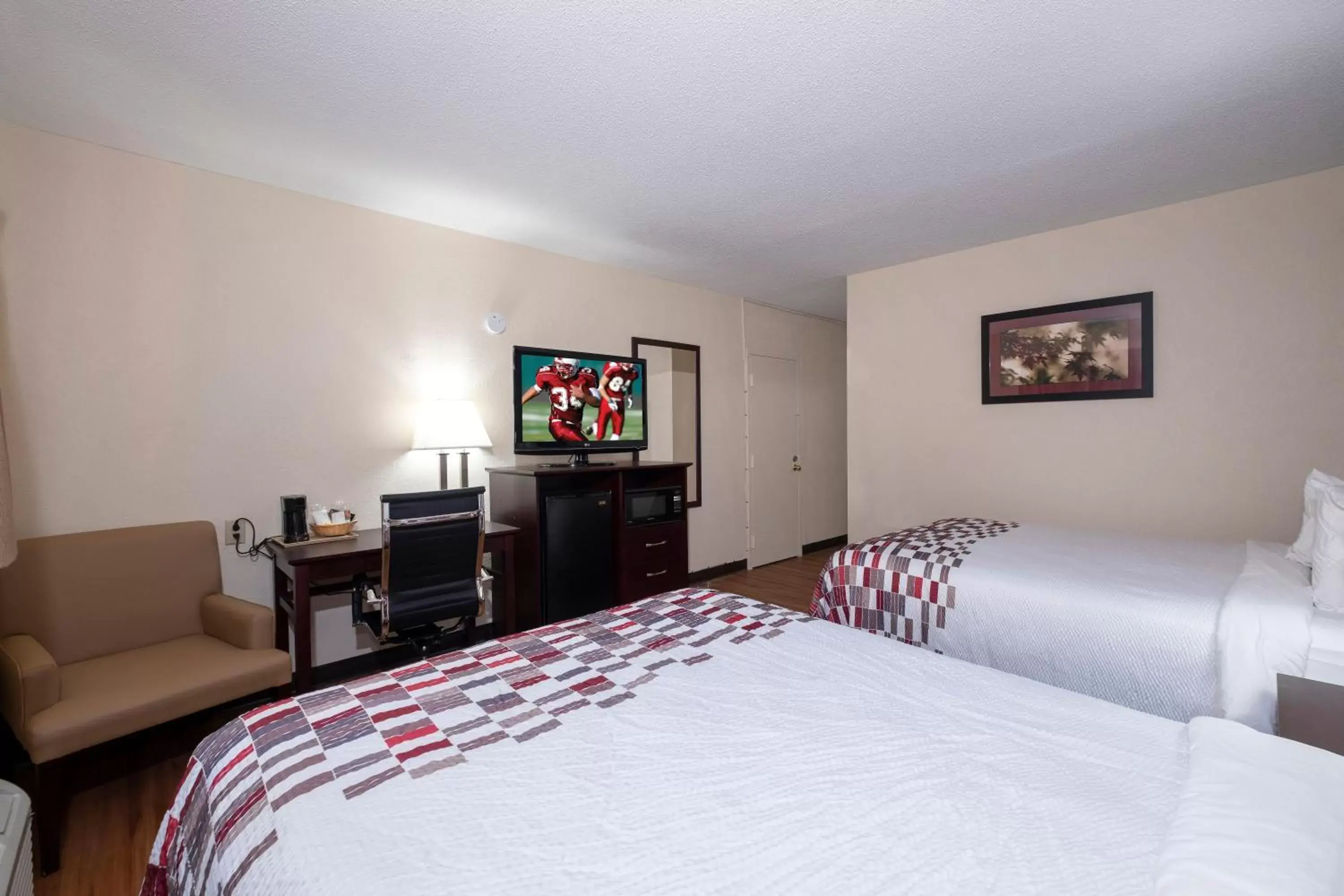 Photo of the whole room, Bed in Red Roof Inn Warrenton