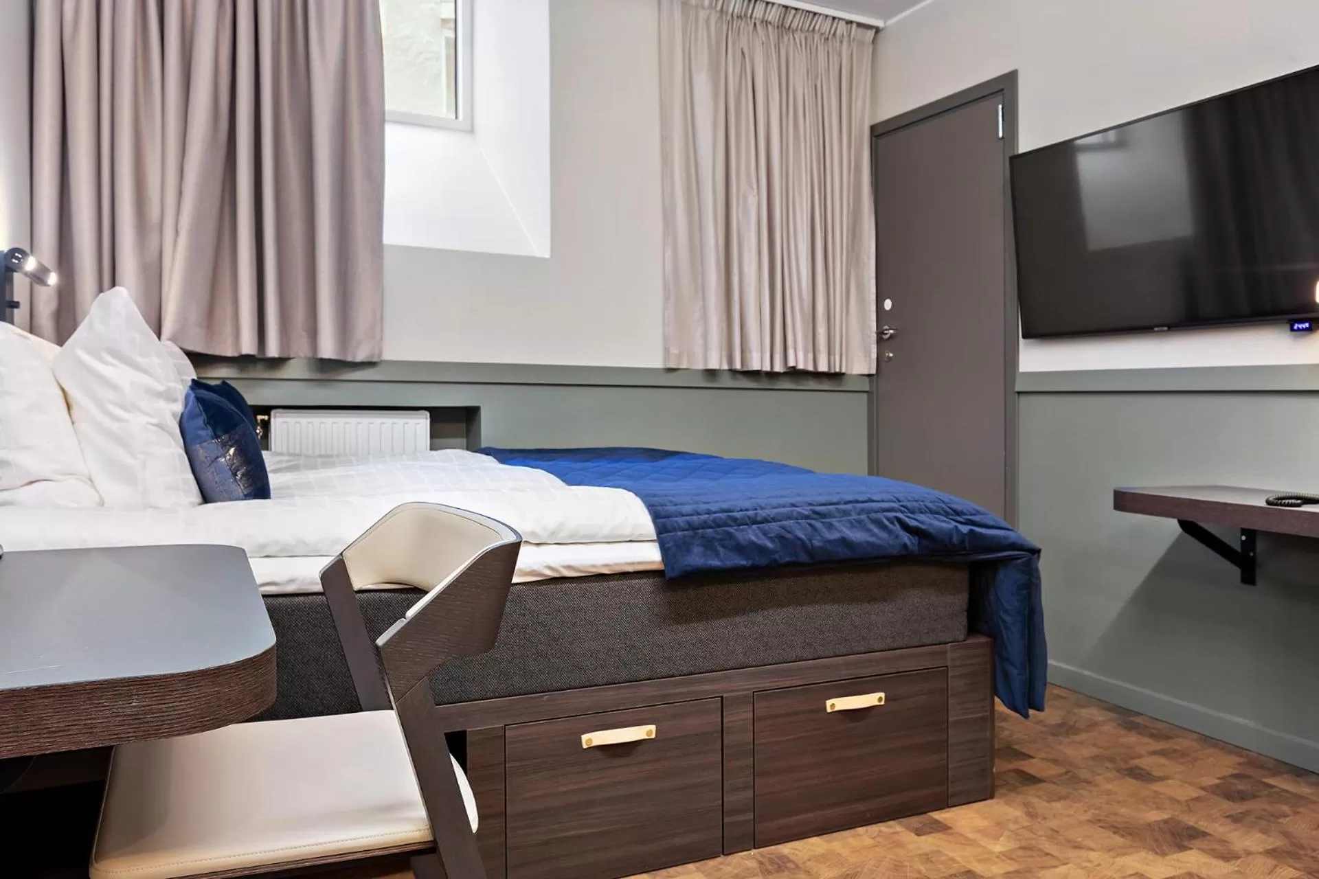 Bed in Best Western Hotel at 108