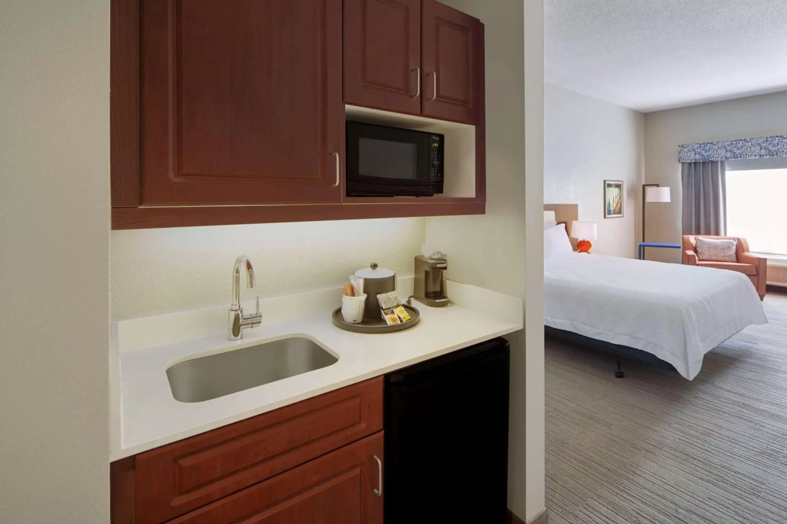 Bed, Kitchen/Kitchenette in Hampton Inn & Suites St. Augustine-Vilano Beach