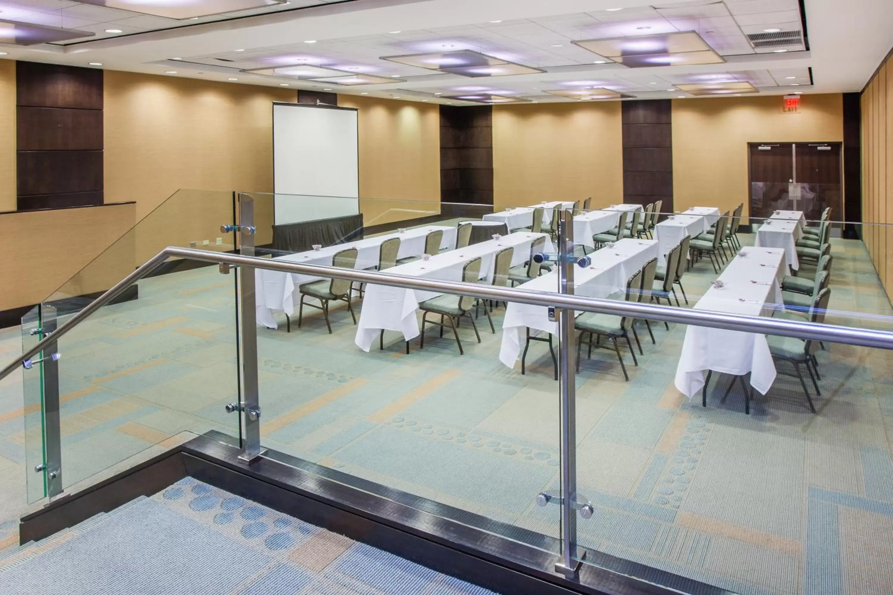 Meeting/conference room in Crowne Plaza Hotel Glen Ellyn/Lombard, an IHG Hotel