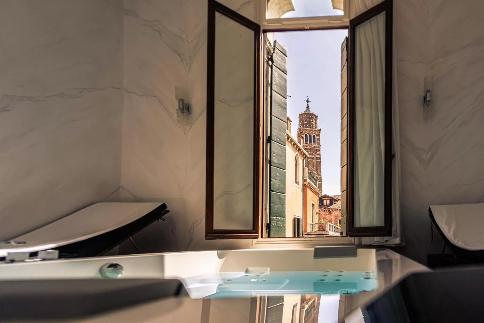 Royal Apartment with Jacuzzi - Separate Building in Palazzo Paruta & Wellness Suites