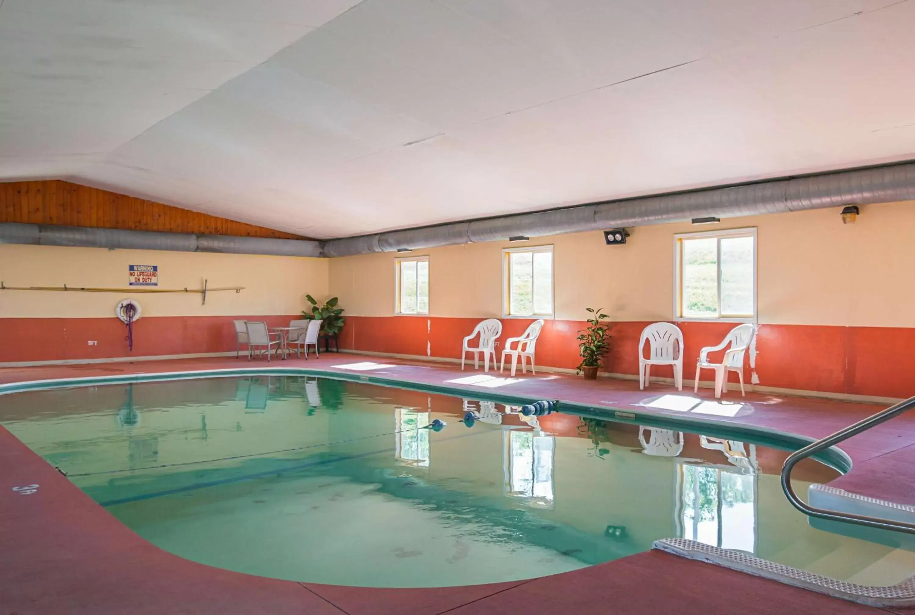 Activities, Swimming Pool in Motel 6-Hannibal, MO