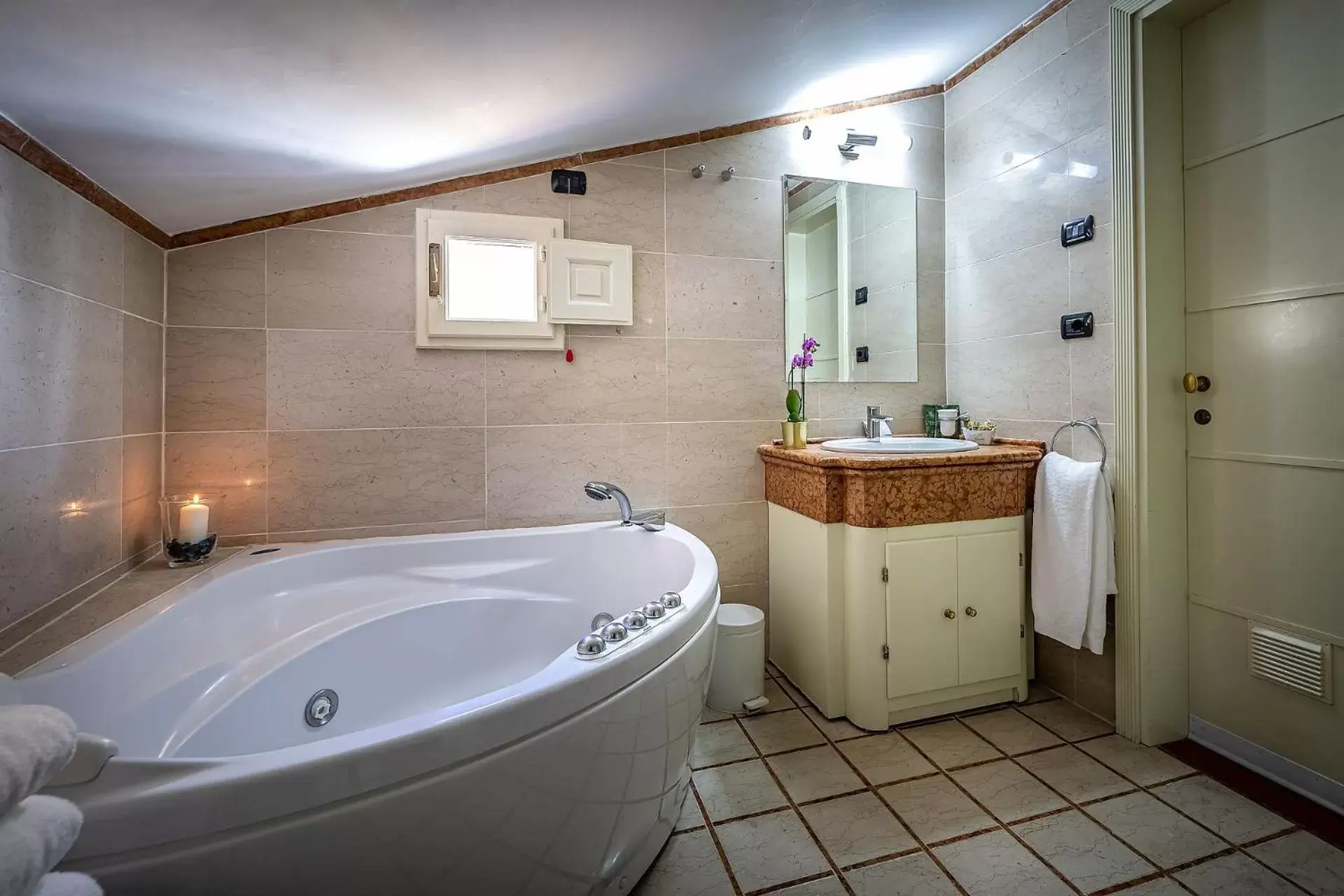 Hot Tub, Bathroom in Palazzo Gamba Apartments al Duomo