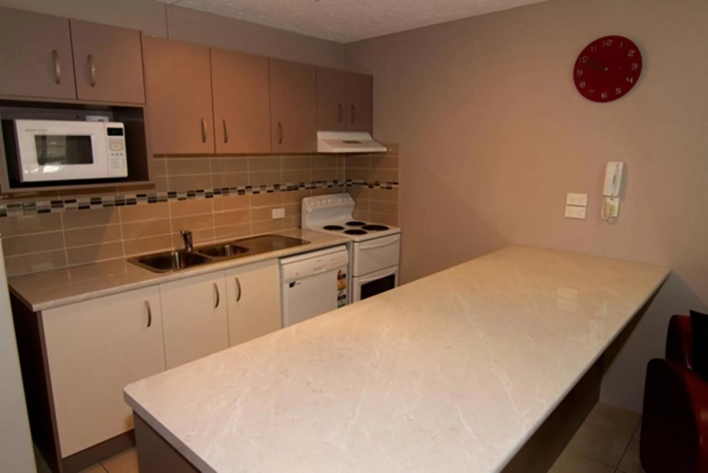 Kitchen or kitchenette in Merrima Court Holidays