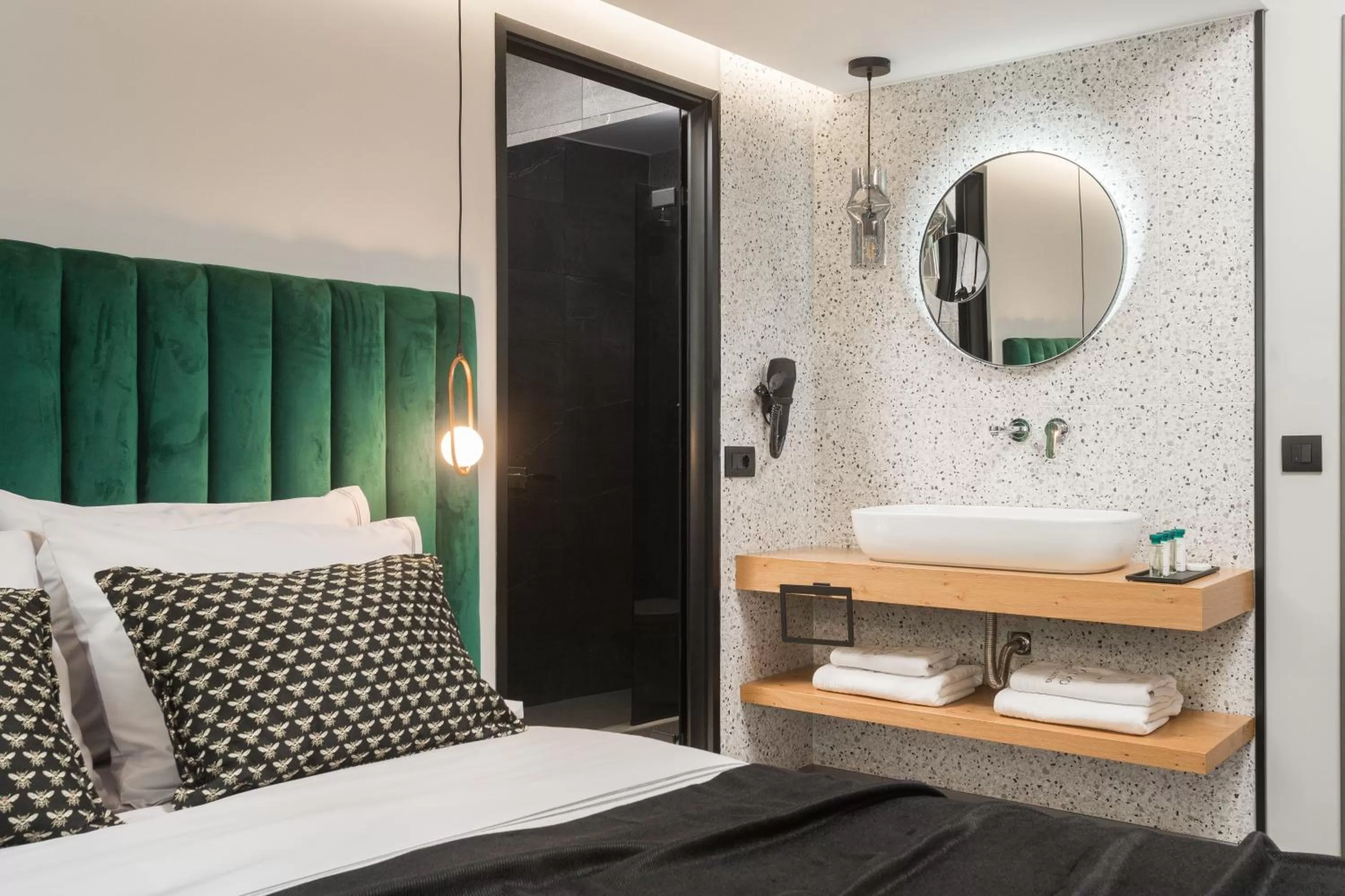 Toilet, Bed in 11 Enteka Acropolis Suites