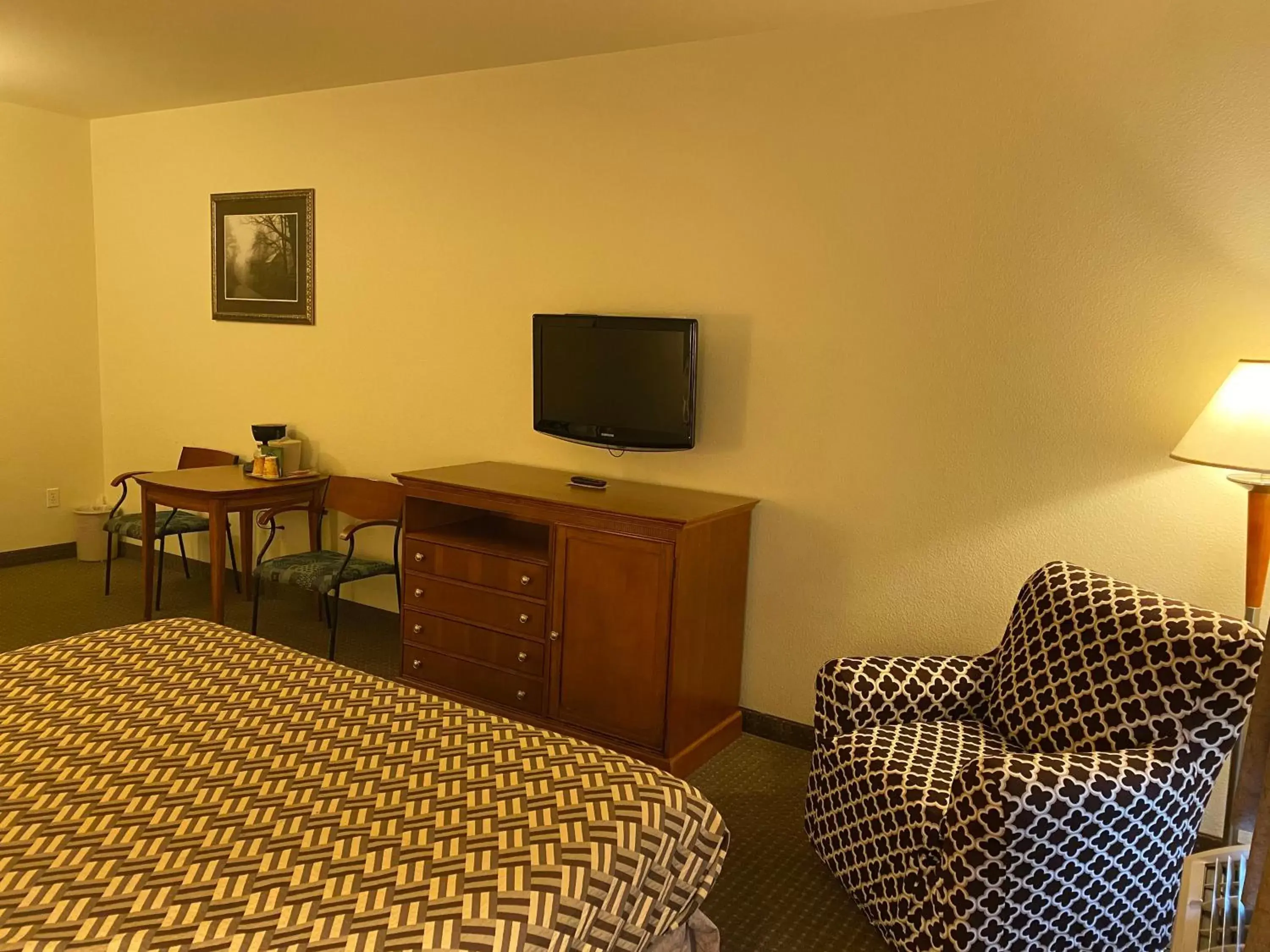 TV/Entertainment Center in A Riverside Inn Travelodge by Wyndham
