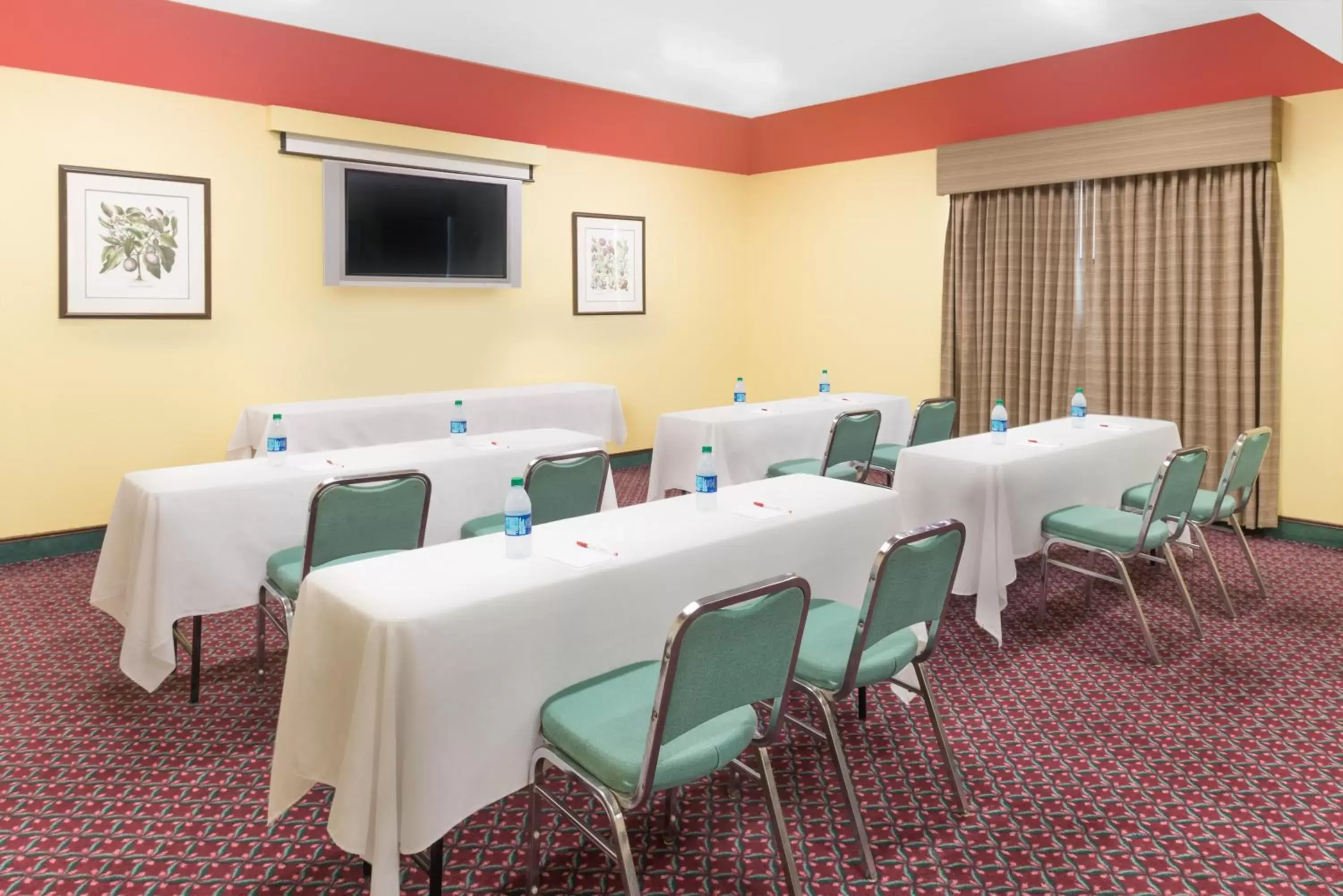 Dining area in Ramada by Wyndham Vandalia