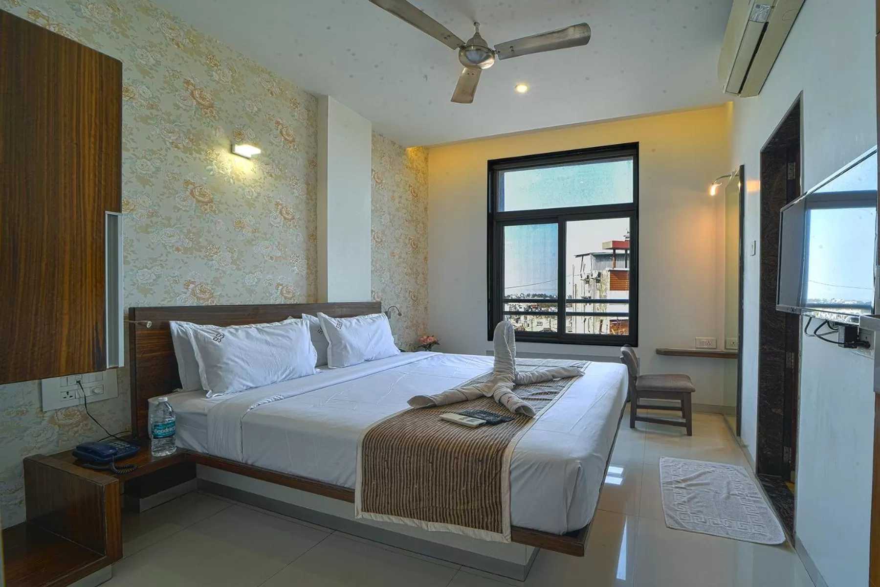 Bedroom, Bed in Hotel SRI SRI EXECUTIVE KOLHAPUR NEAR MAHALAXMI TEMPLE