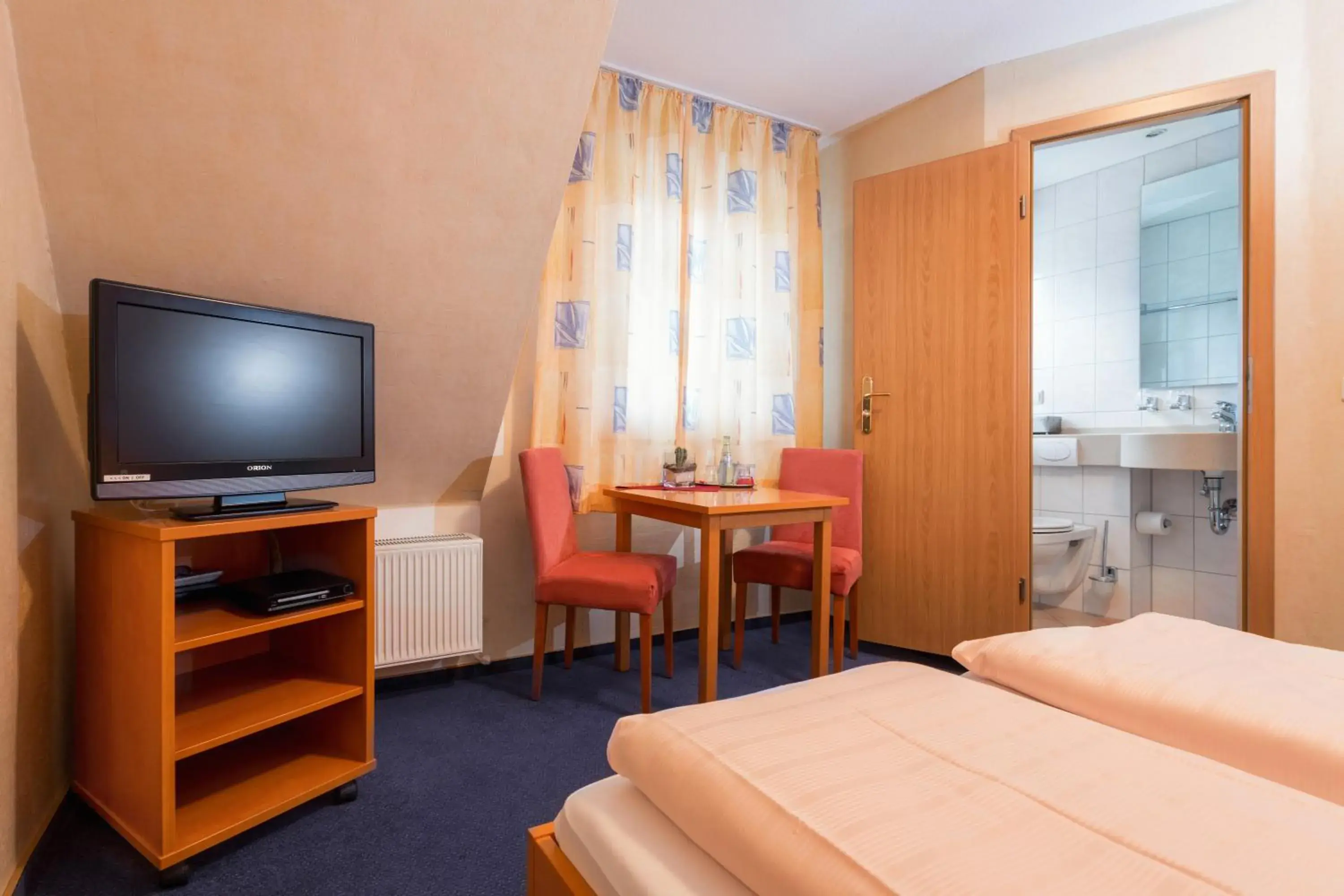 Bathroom, TV/Entertainment Center in Stumbergers Hotel