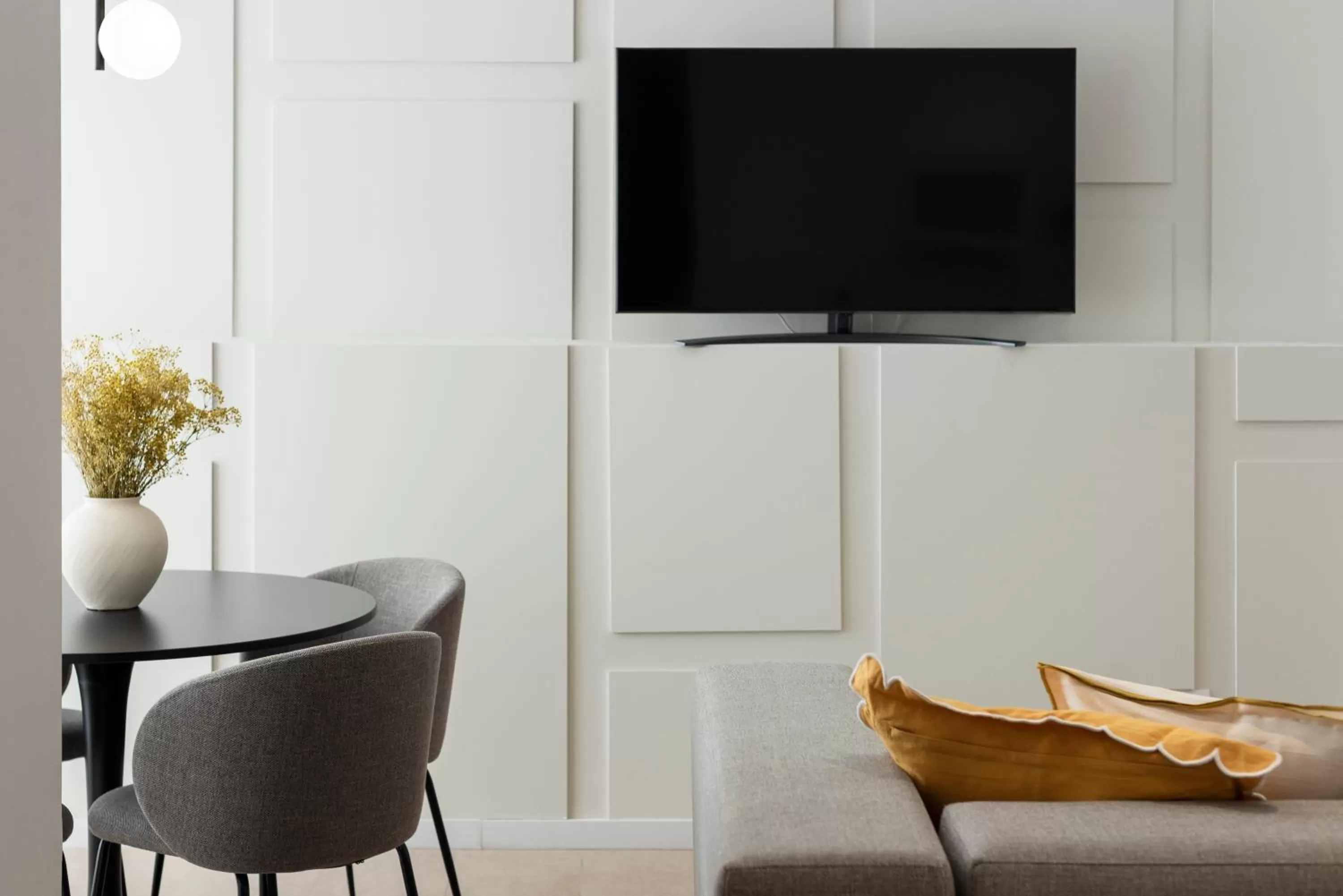 Communal lounge/ TV room, TV/Entertainment Center in Blanq Marina Suites