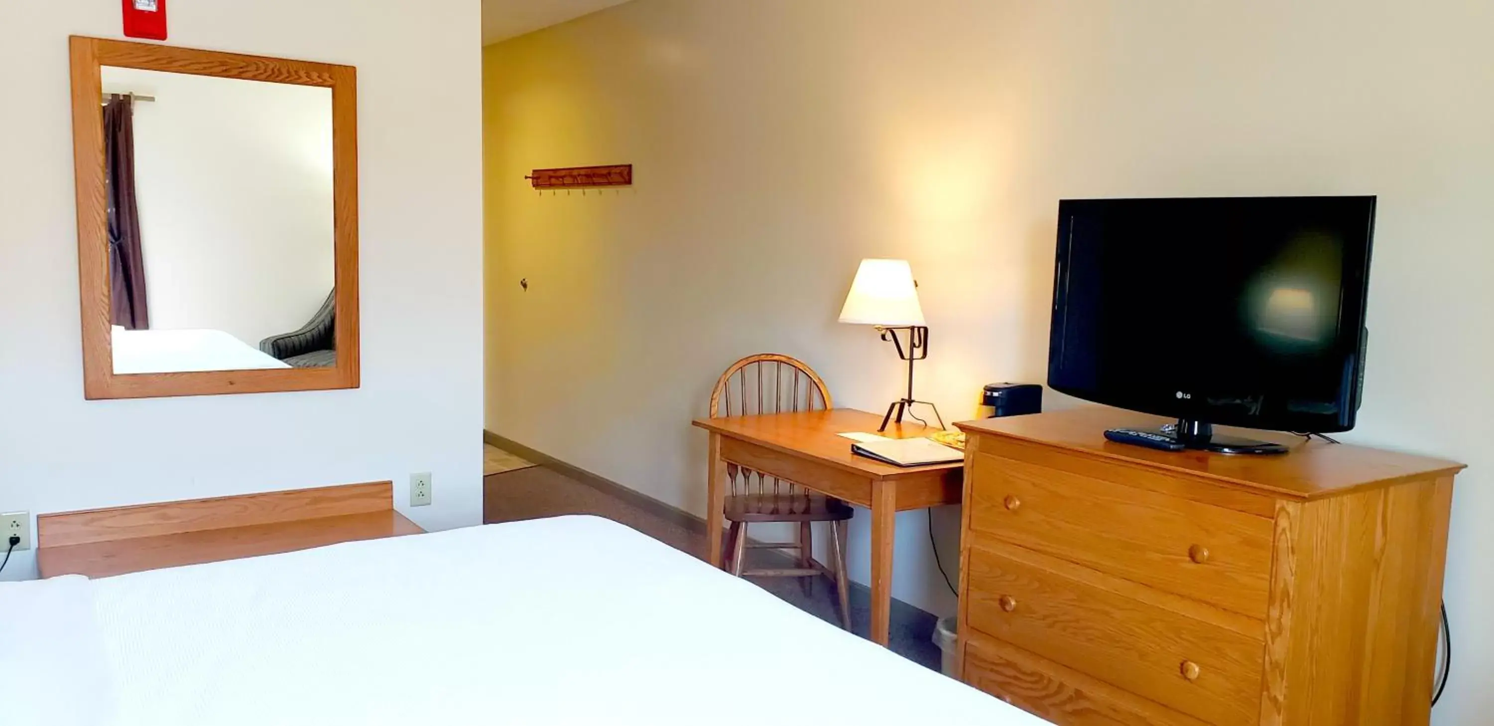 Bed, TV/Entertainment Center in Lodging on the Square