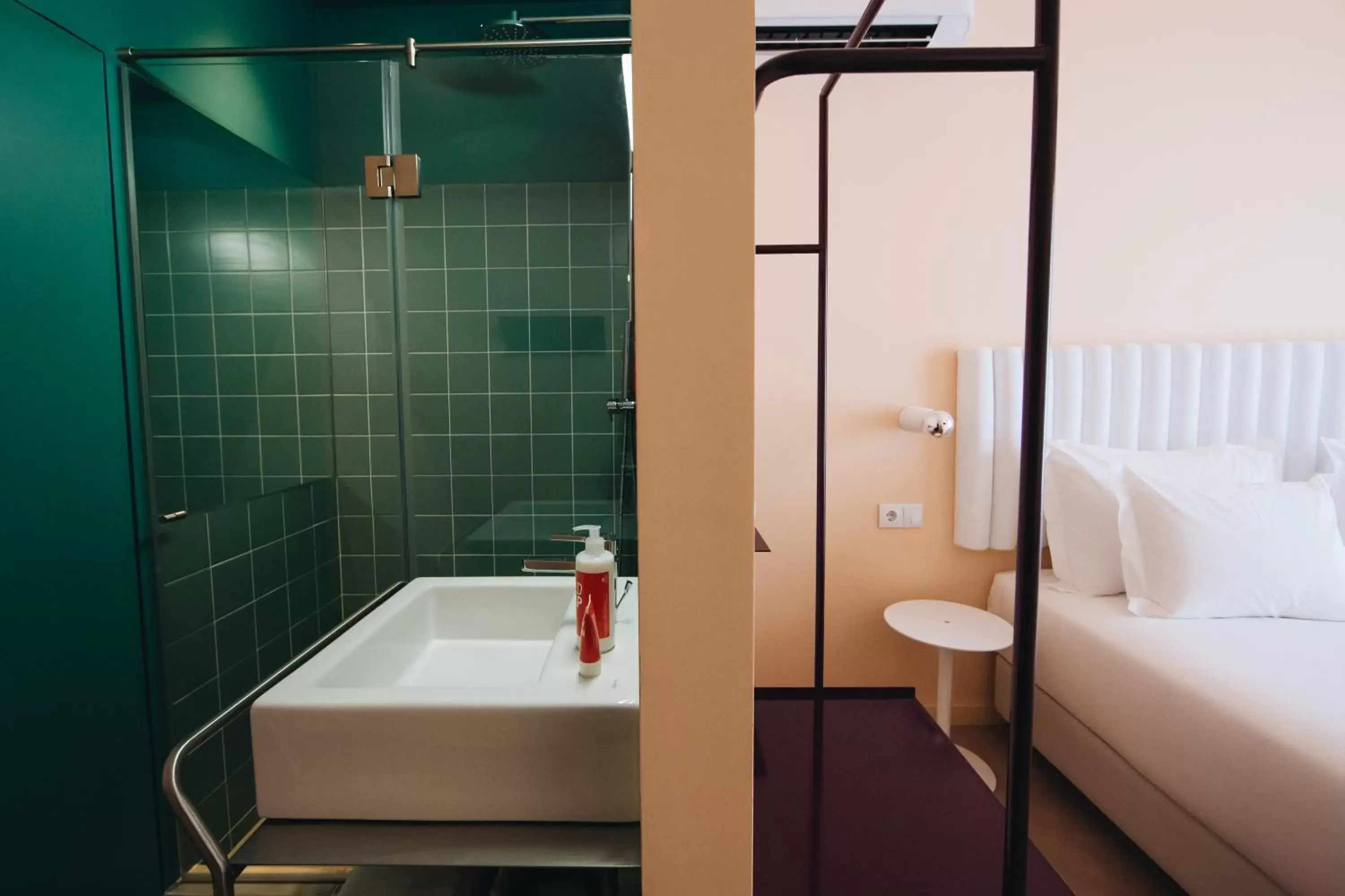 Bed, Bathroom in Esqina Cosmopolitan Lodge