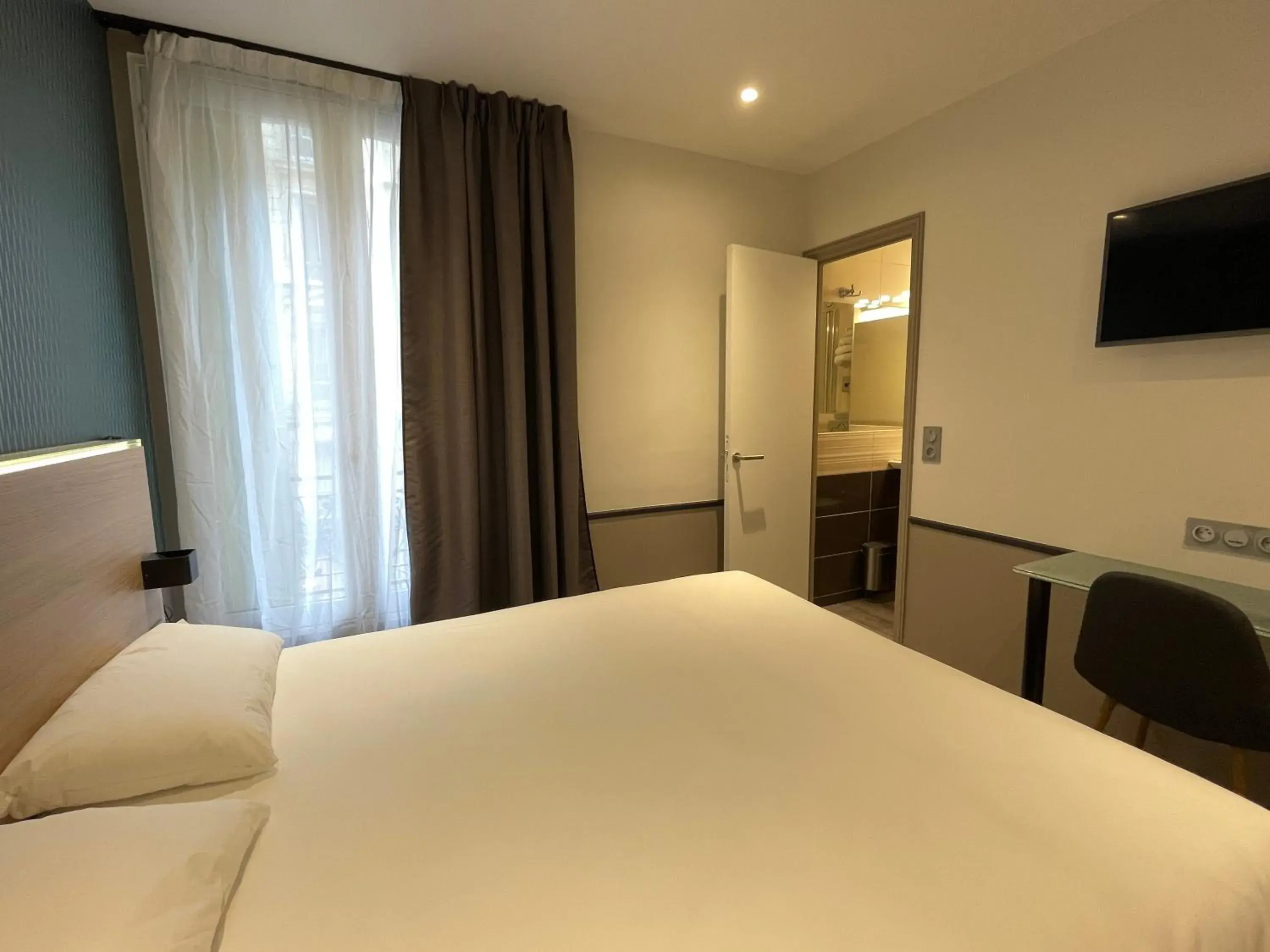 Bed in Hotel de Saint-Germain