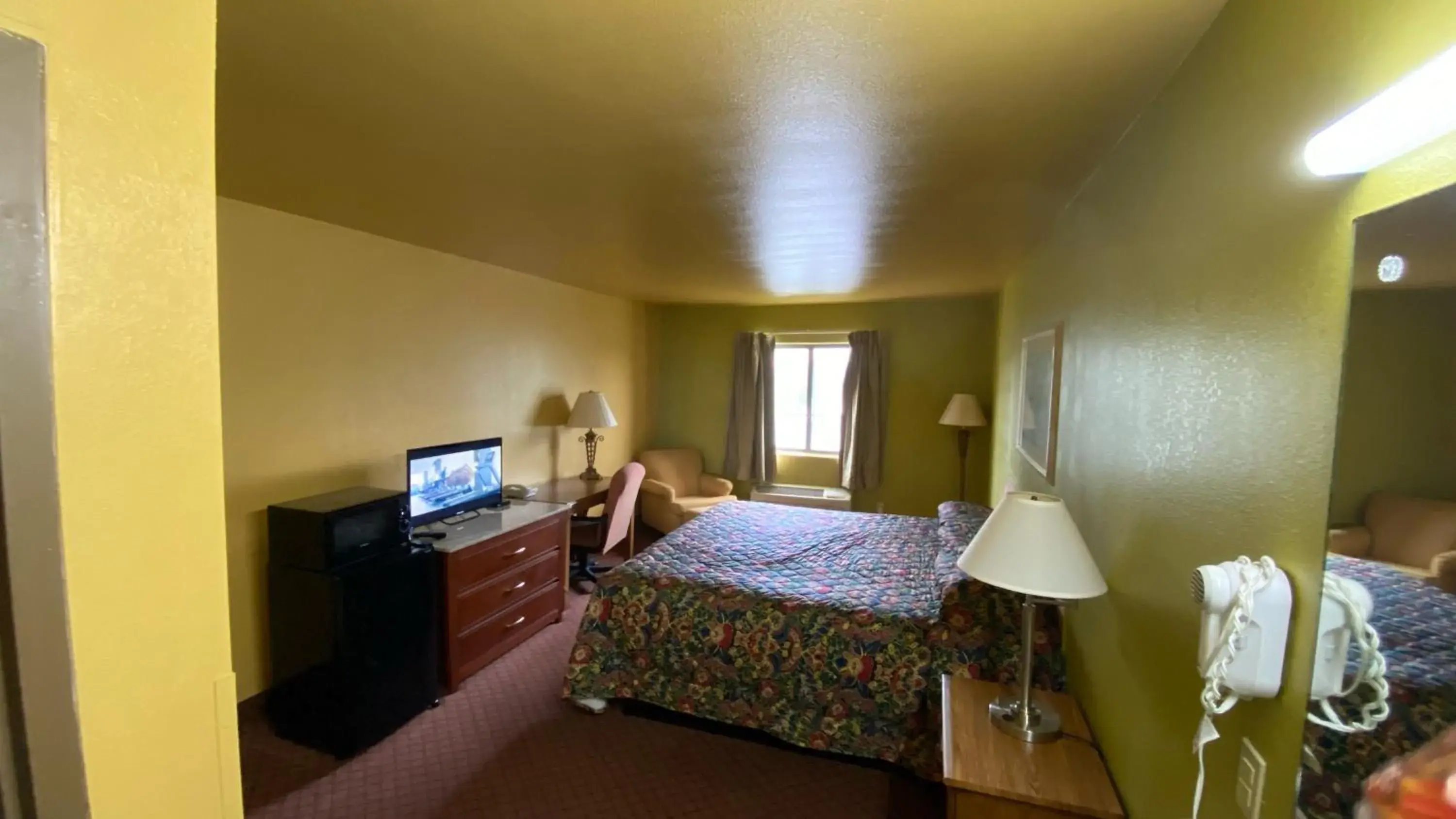 Communal lounge/ TV room, Bed in Sunset Inn-Rolla