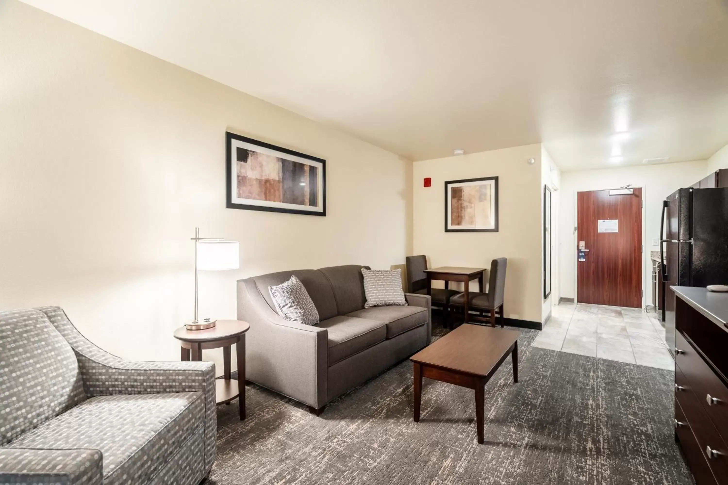 Bed, Seating Area in Cobblestone Hotel & Suites - Morgan