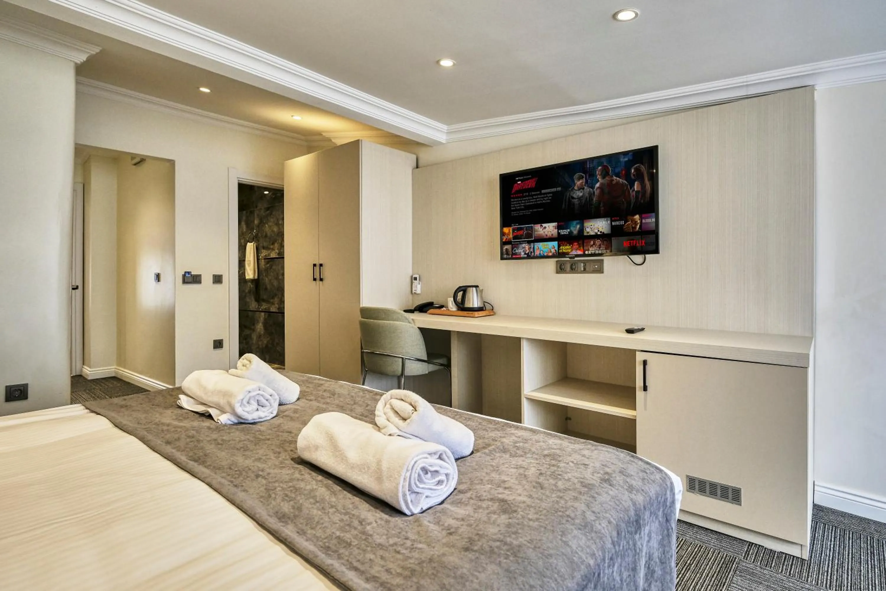 TV and multimedia, Bed in Hub Suite Istanbul