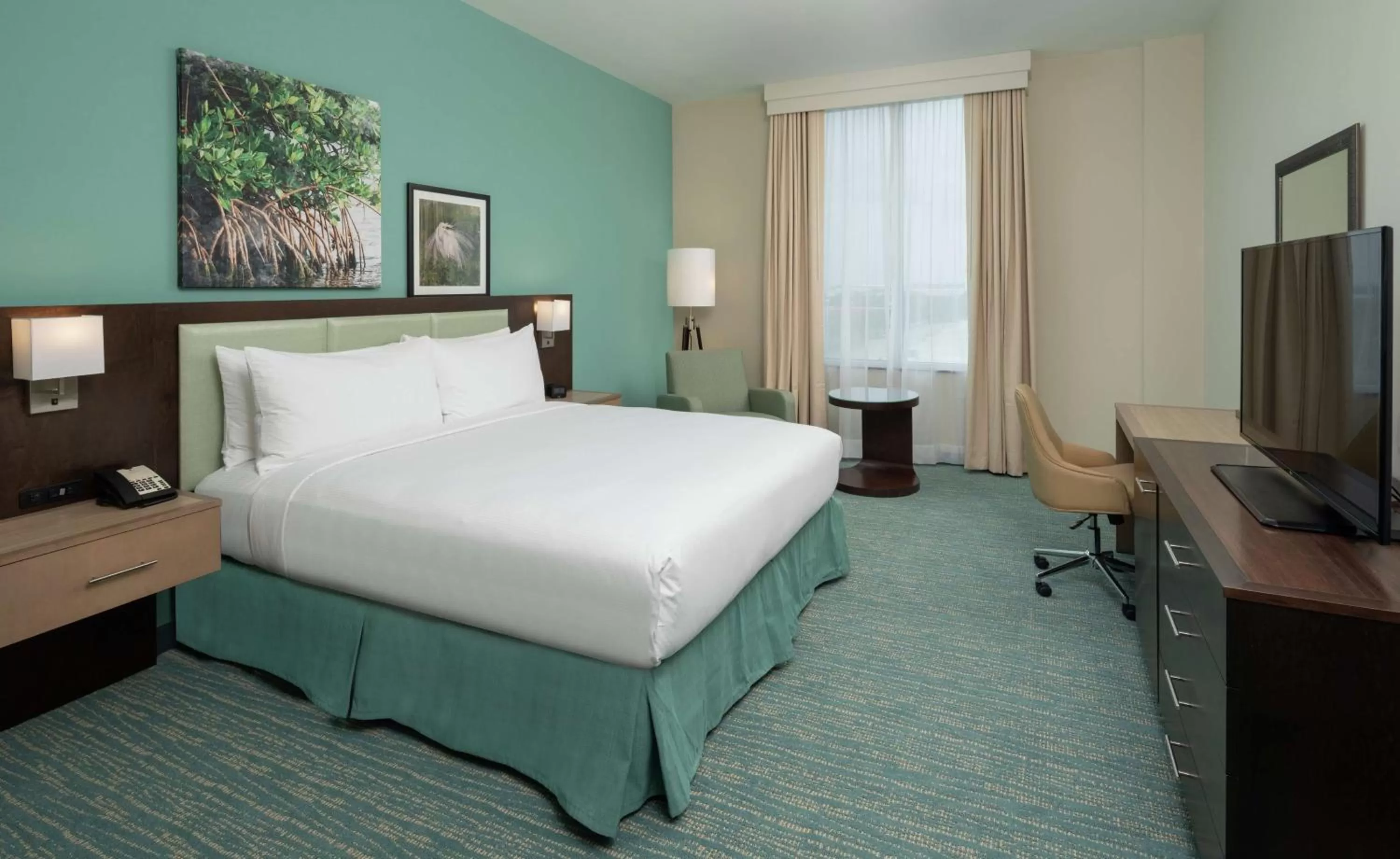 Bedroom, Bed in DoubleTree by Hilton Miami Doral