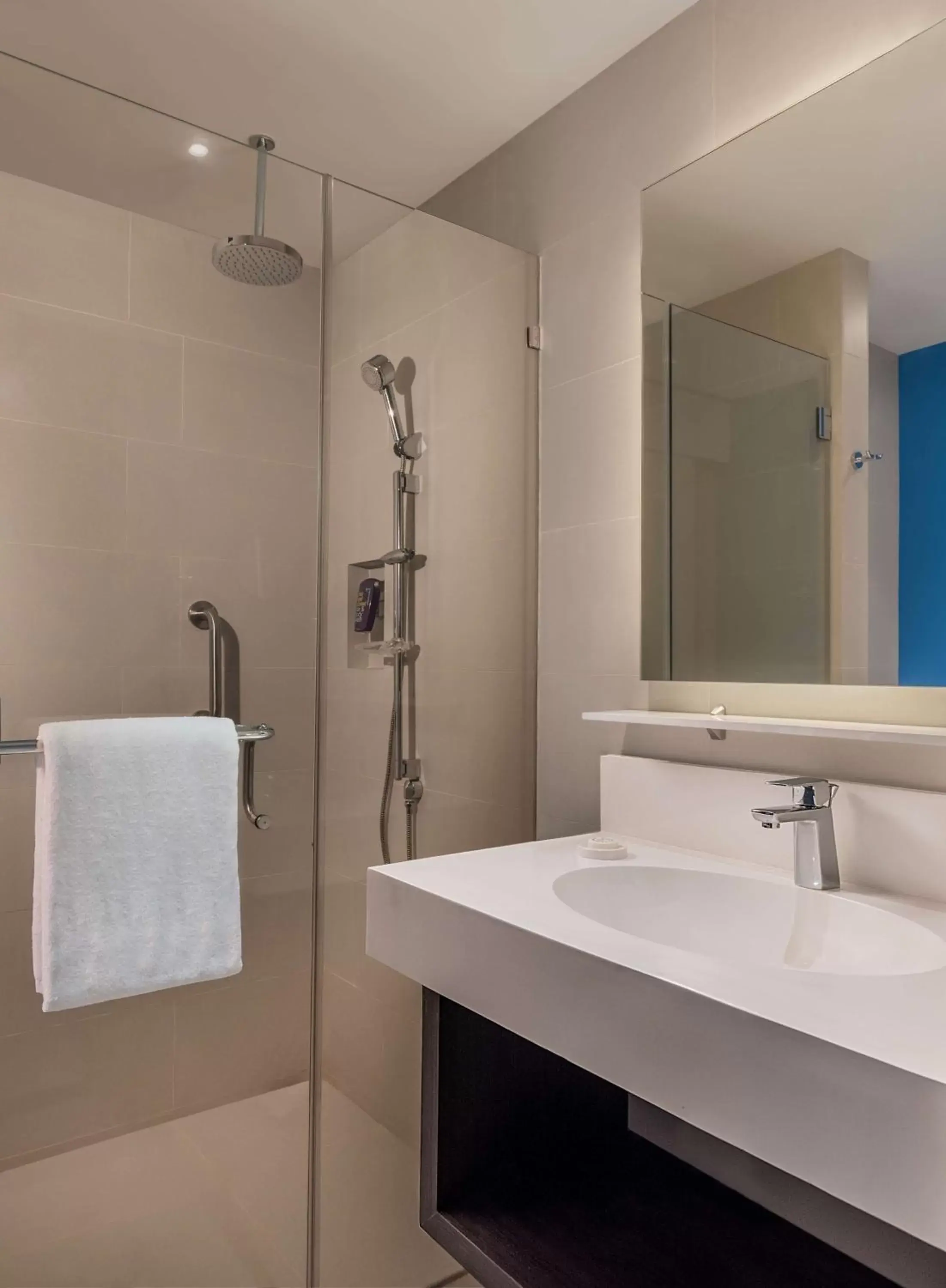 Bathroom in Park Inn By Radisson Iloilo