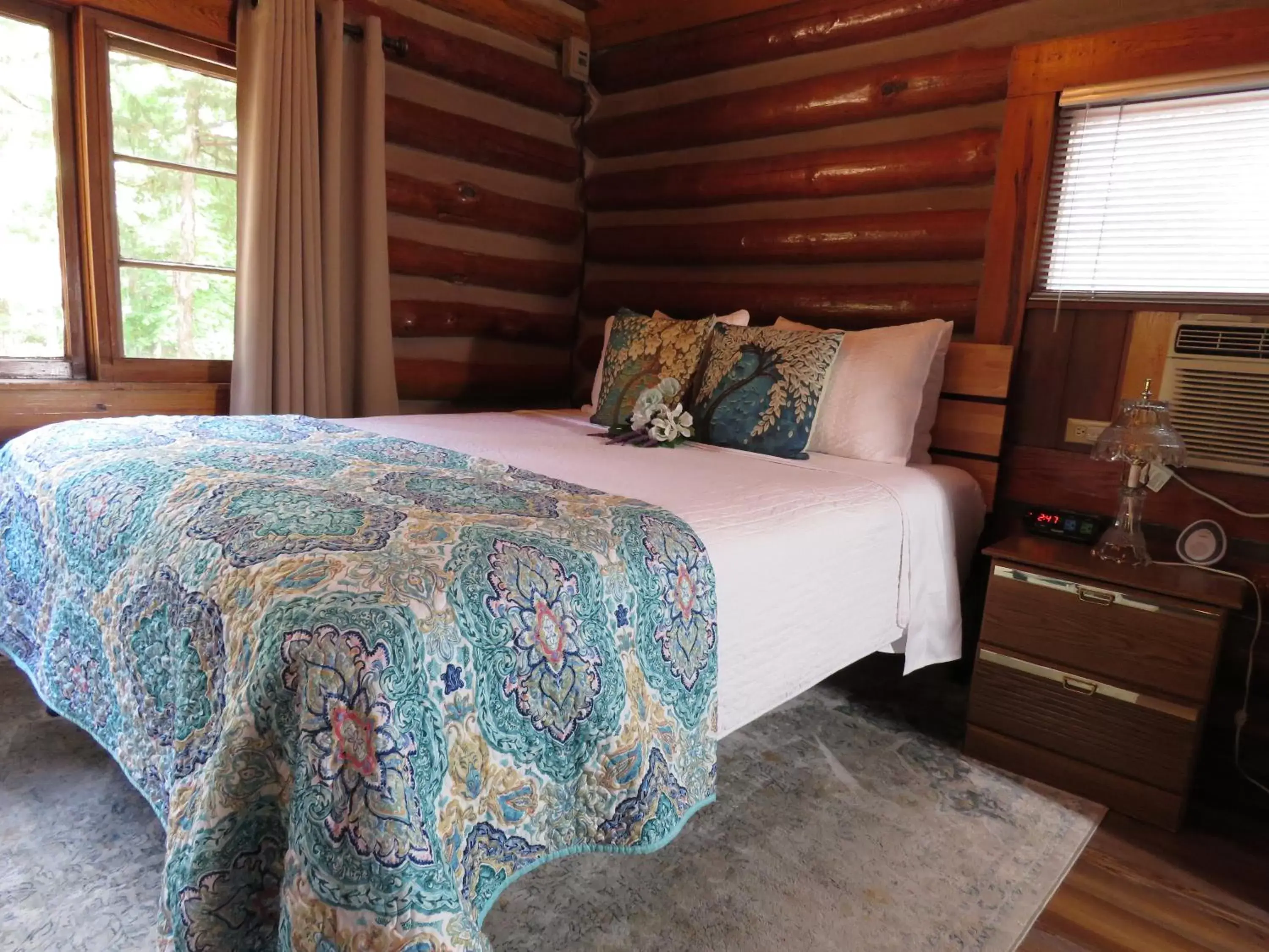 Bedroom, Bed in Tall Pines Inn