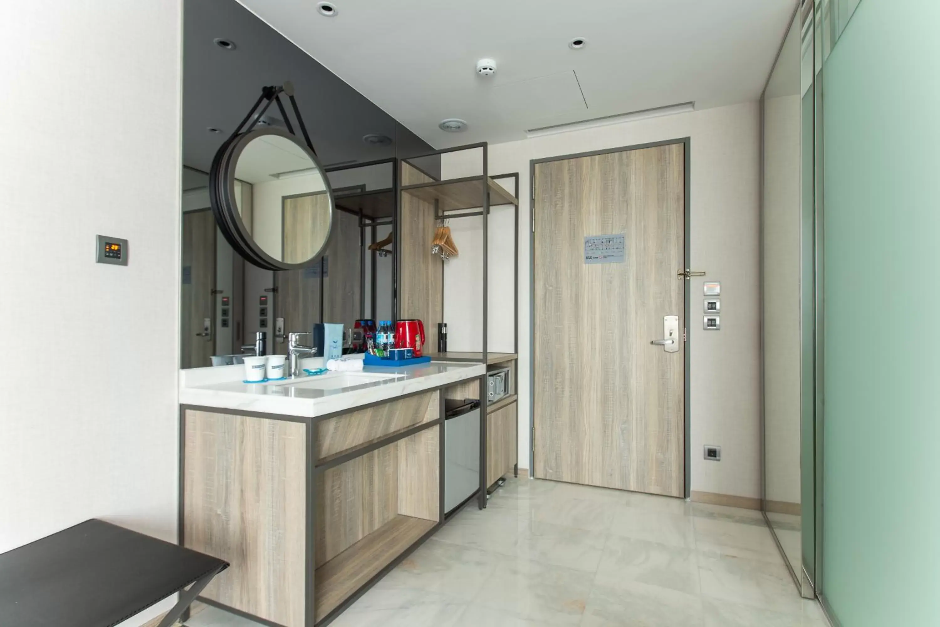 Photo of the whole room, Kitchen/Kitchenette in Airline Inn - Kaohsiung Station