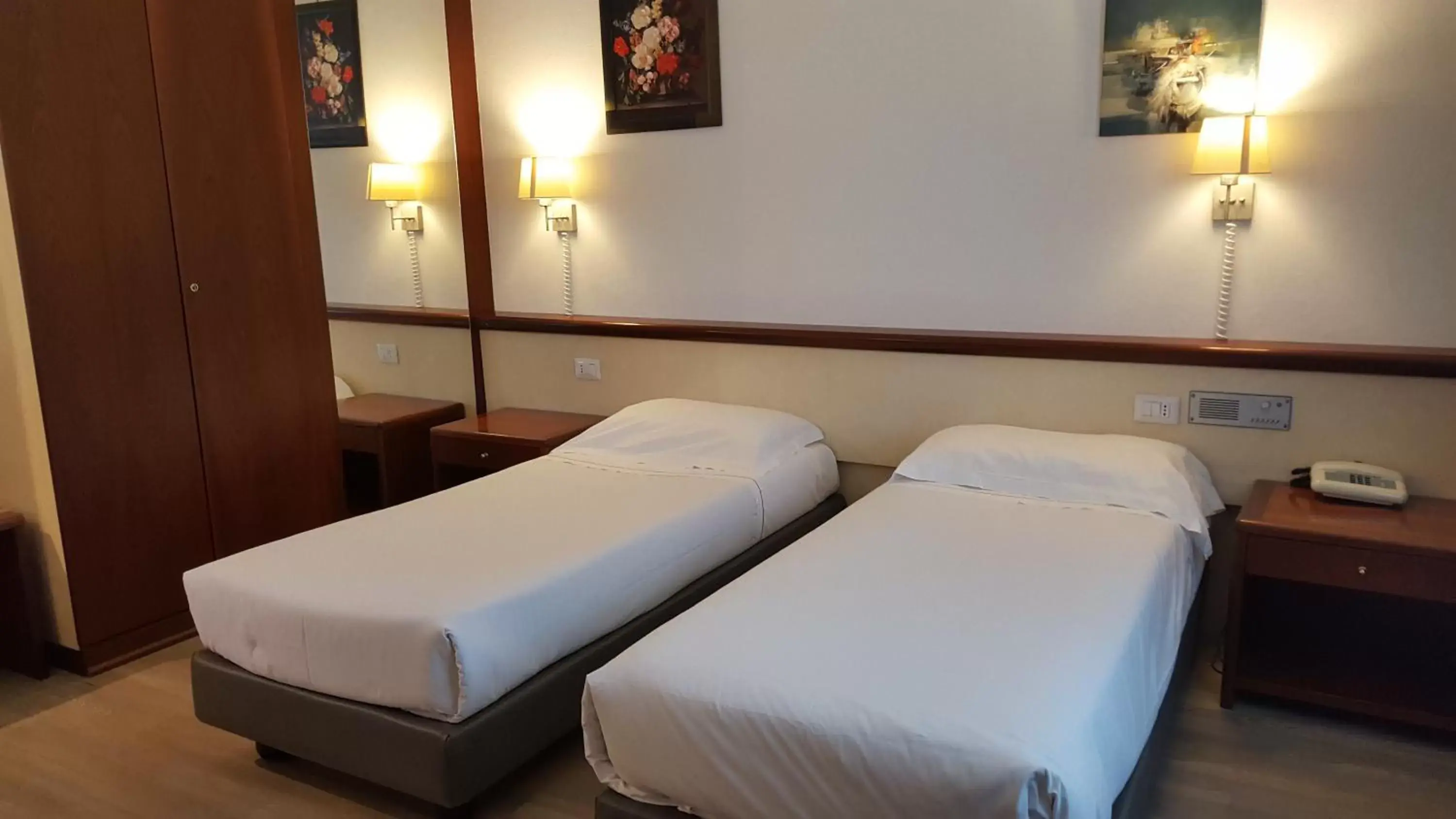Bedroom, Bed in Green Hotel Motel