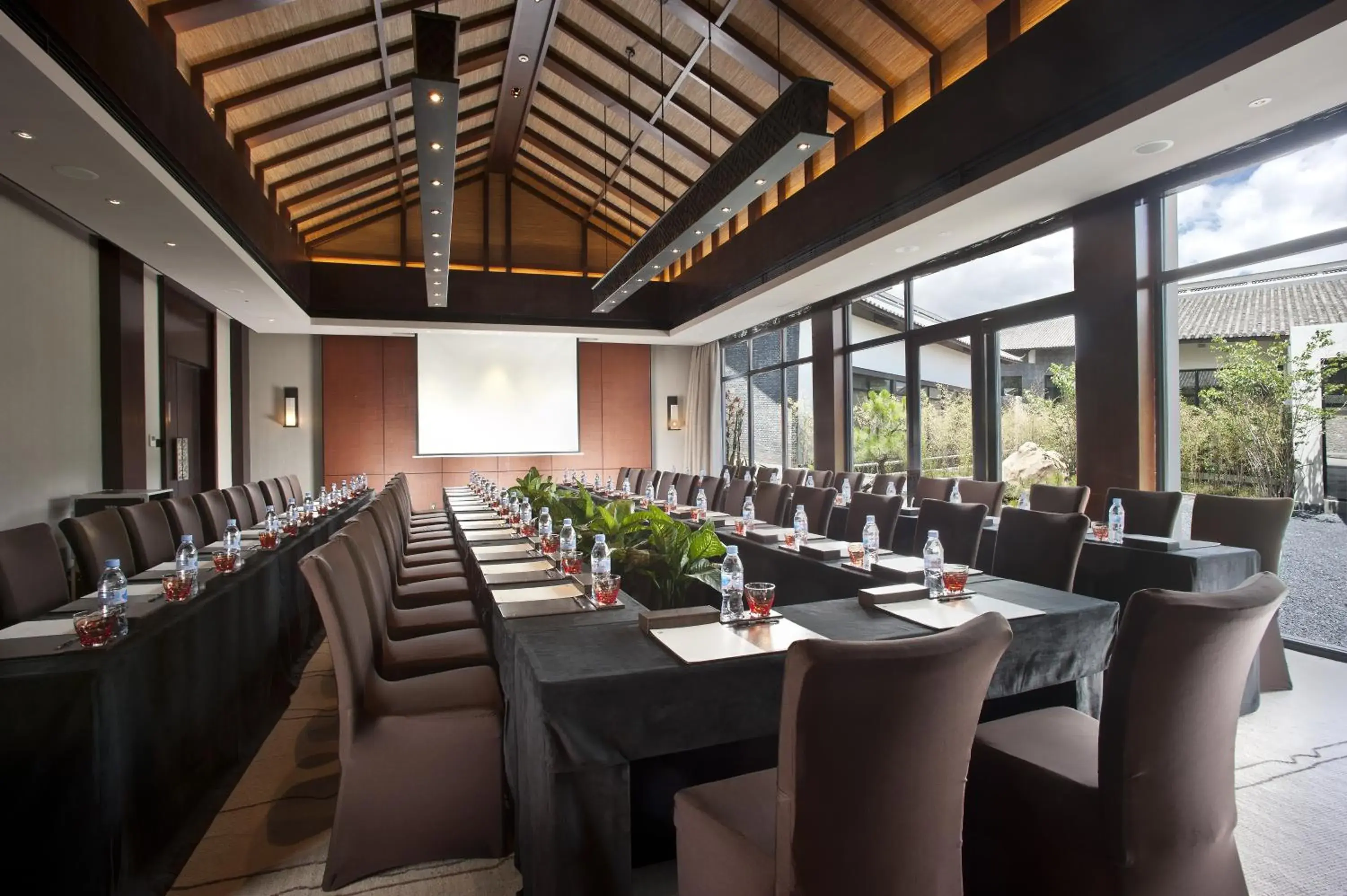 Meeting/conference room in Pullman Lijiang Resort & Spa