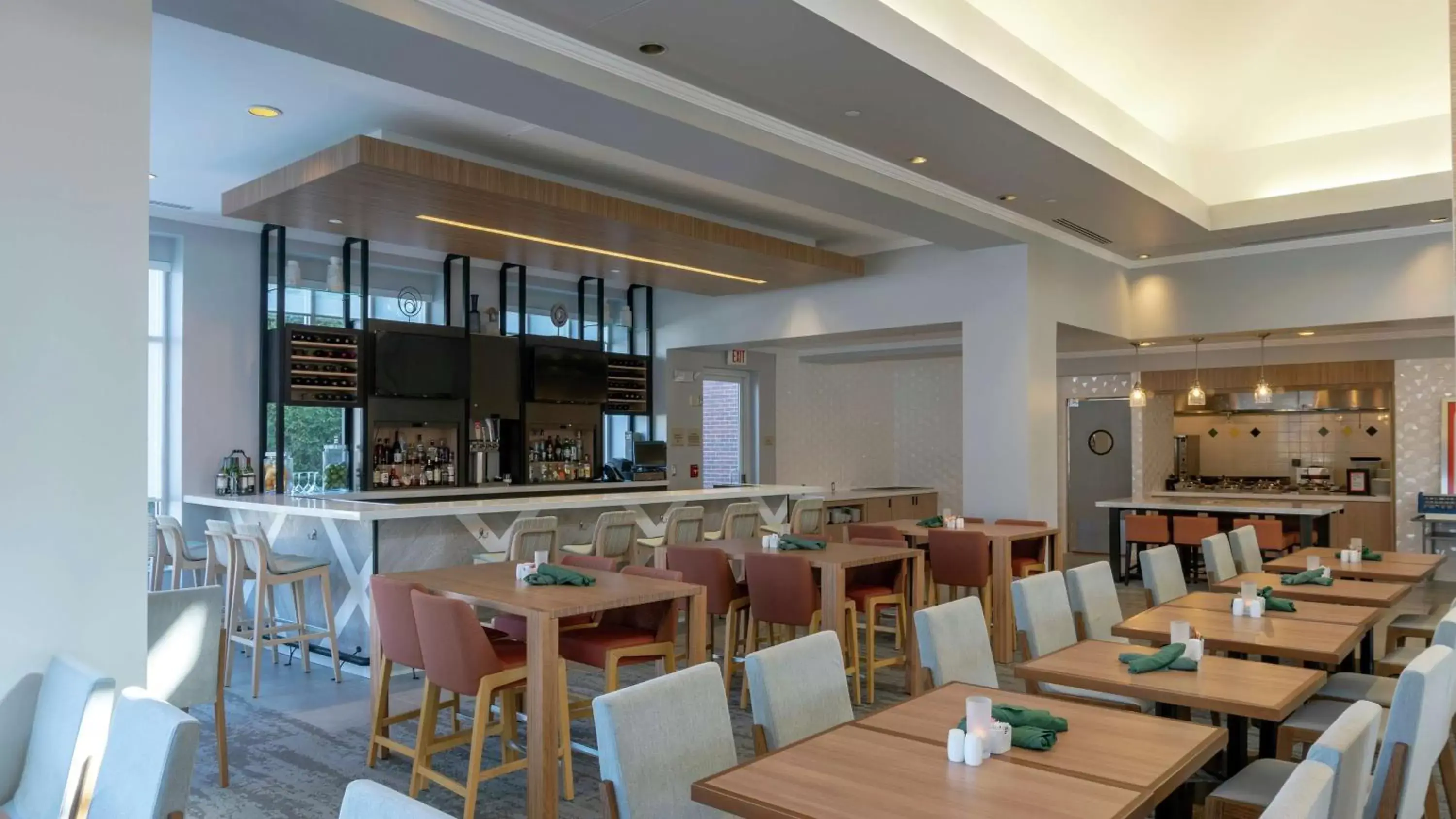 Lounge or bar, Restaurant/Places to Eat in Hilton Garden Inn Plymouth