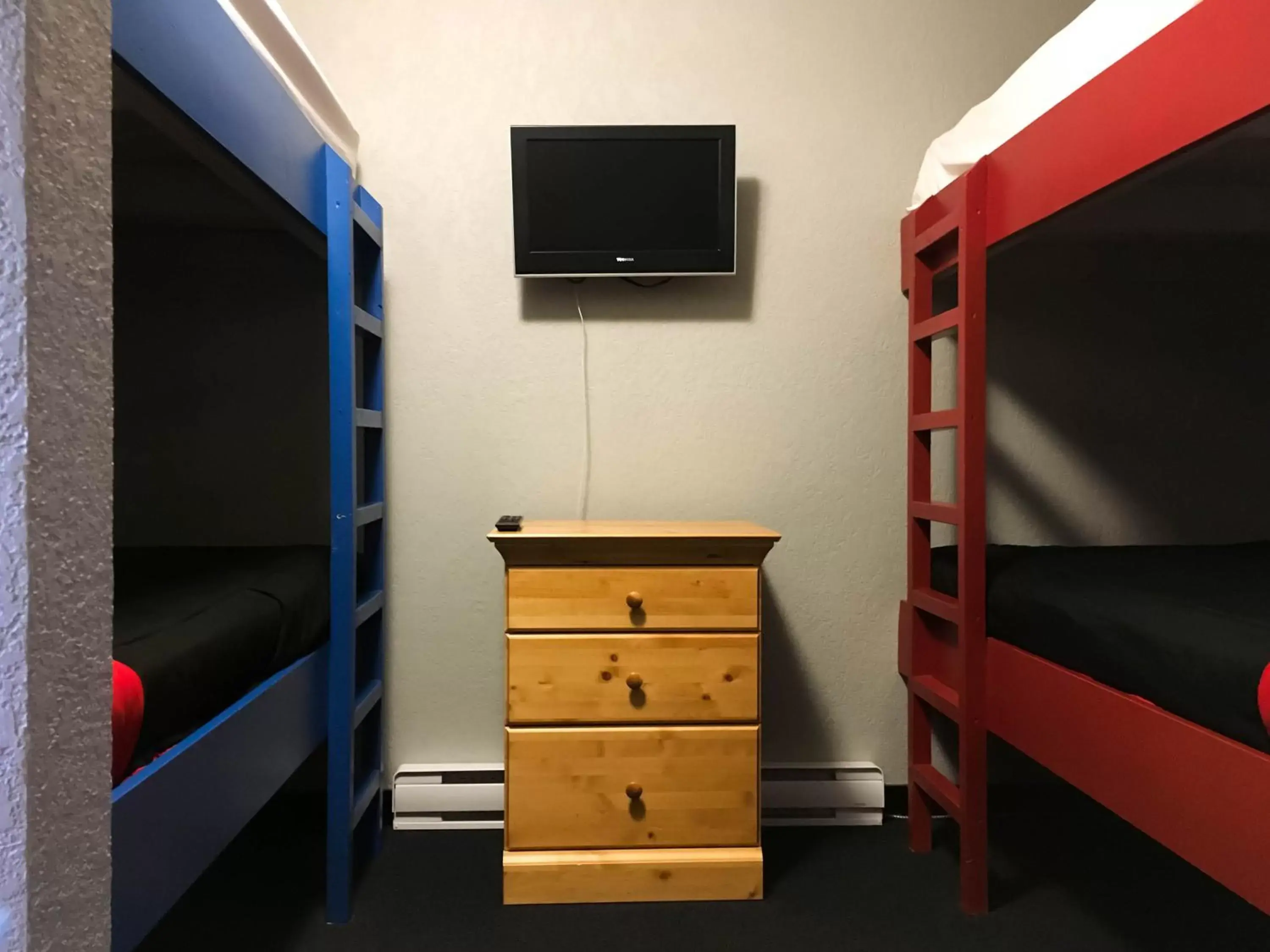 Bedroom, TV/Entertainment Center in The Bulldog Hotel