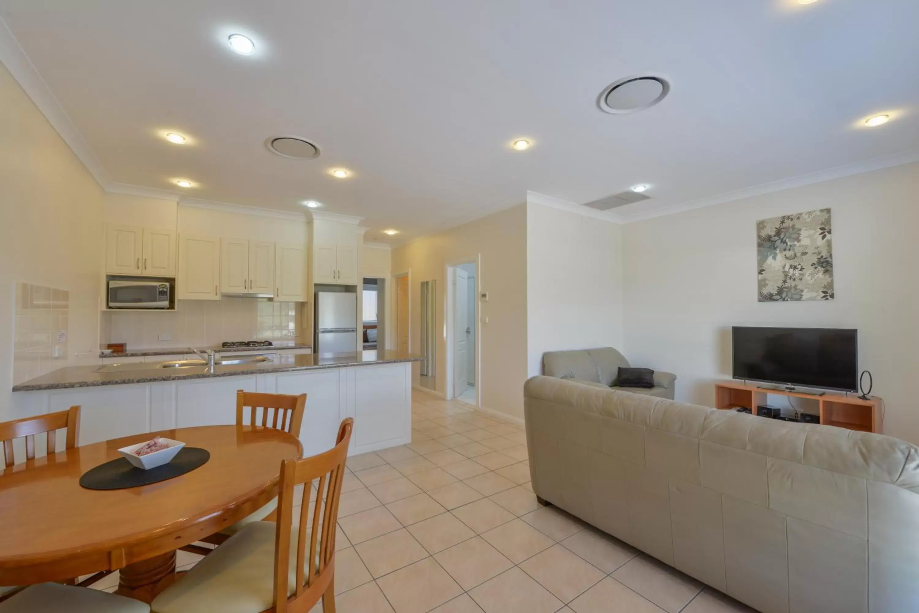 Kitchen or kitchenette, Dining Area in Cadman Motor Inn and Apartments