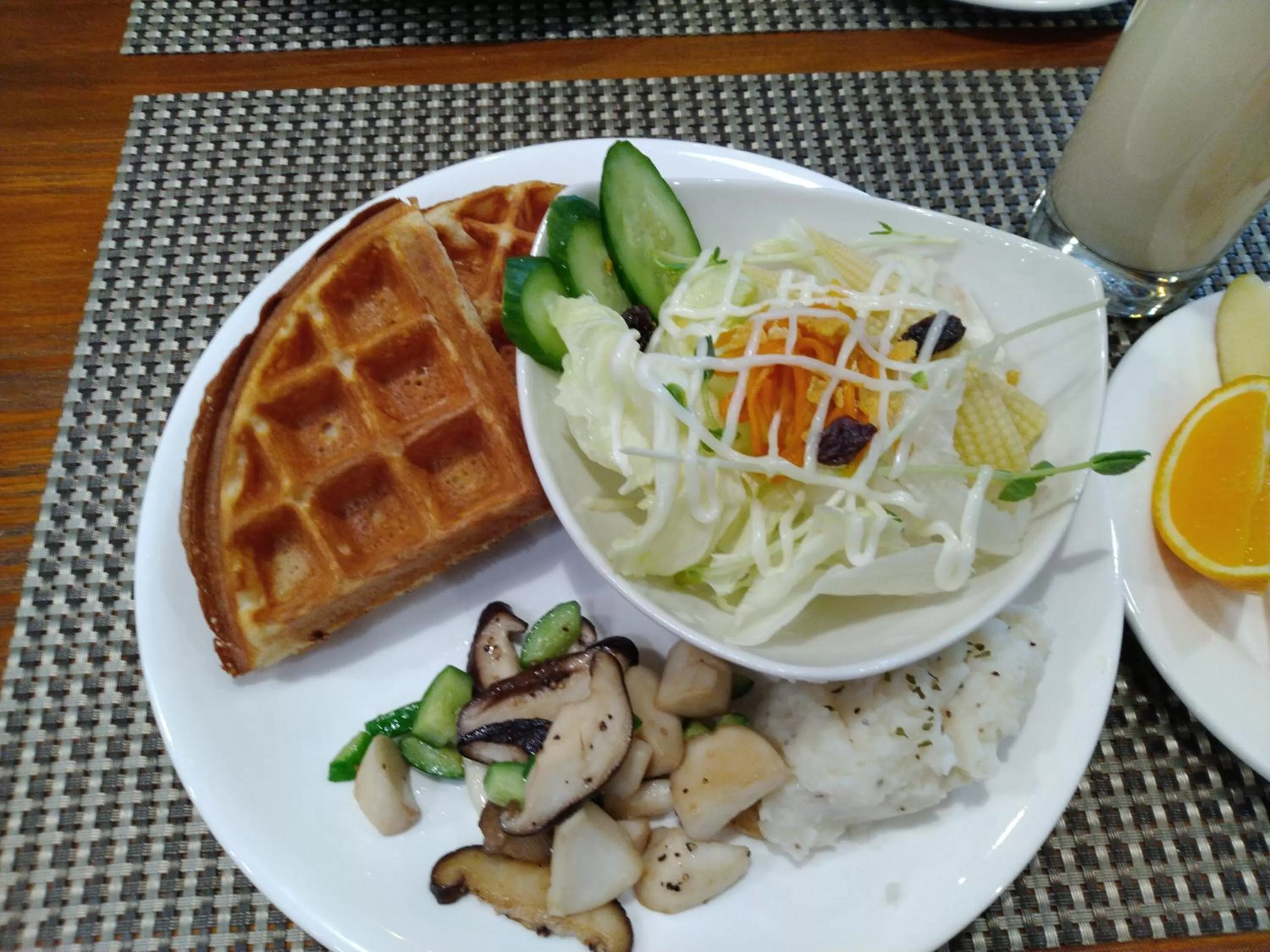 Breakfast in Alien B&B