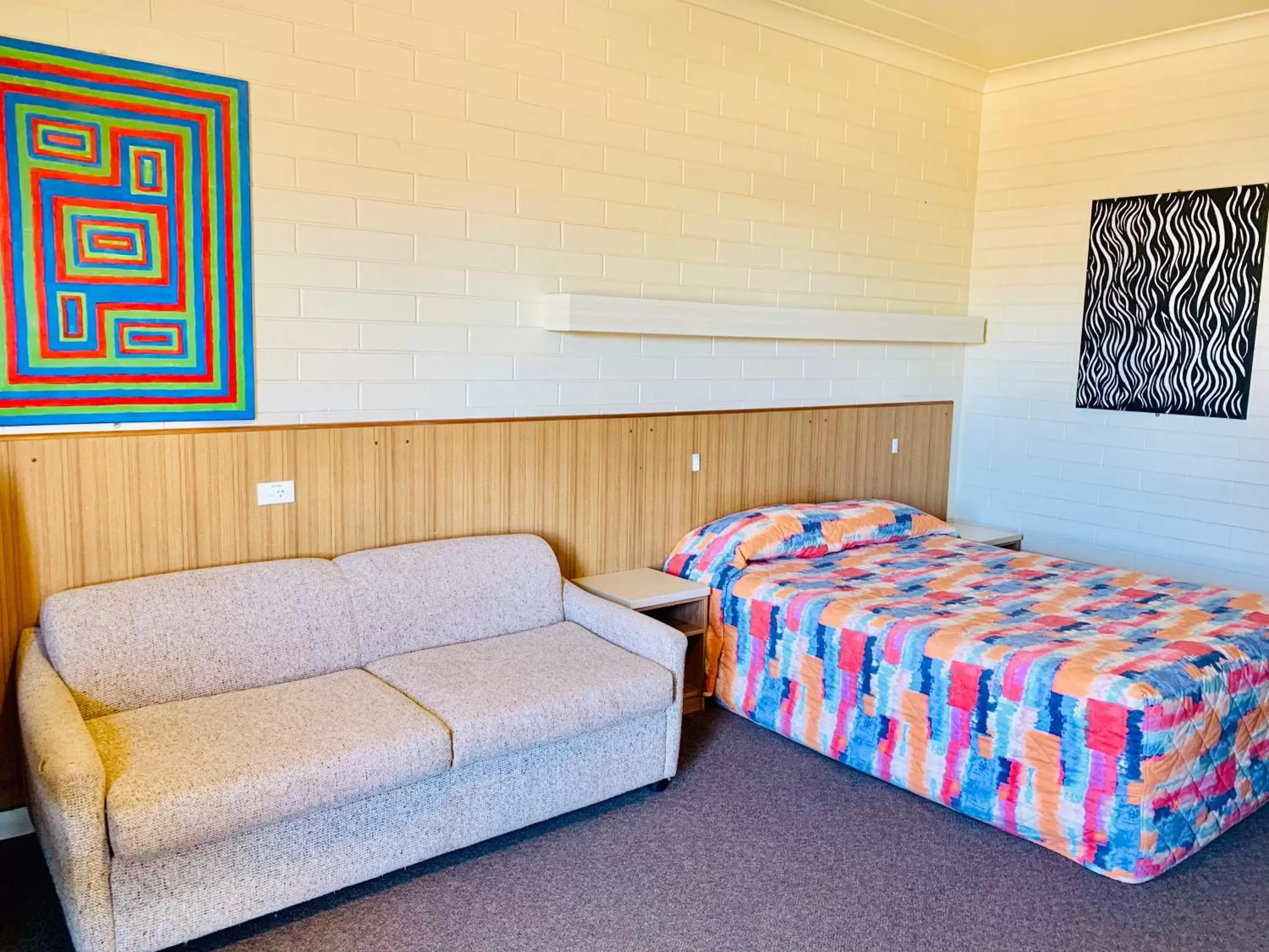 Bed in Opal Inn Hotel, Motel, Caravan Park