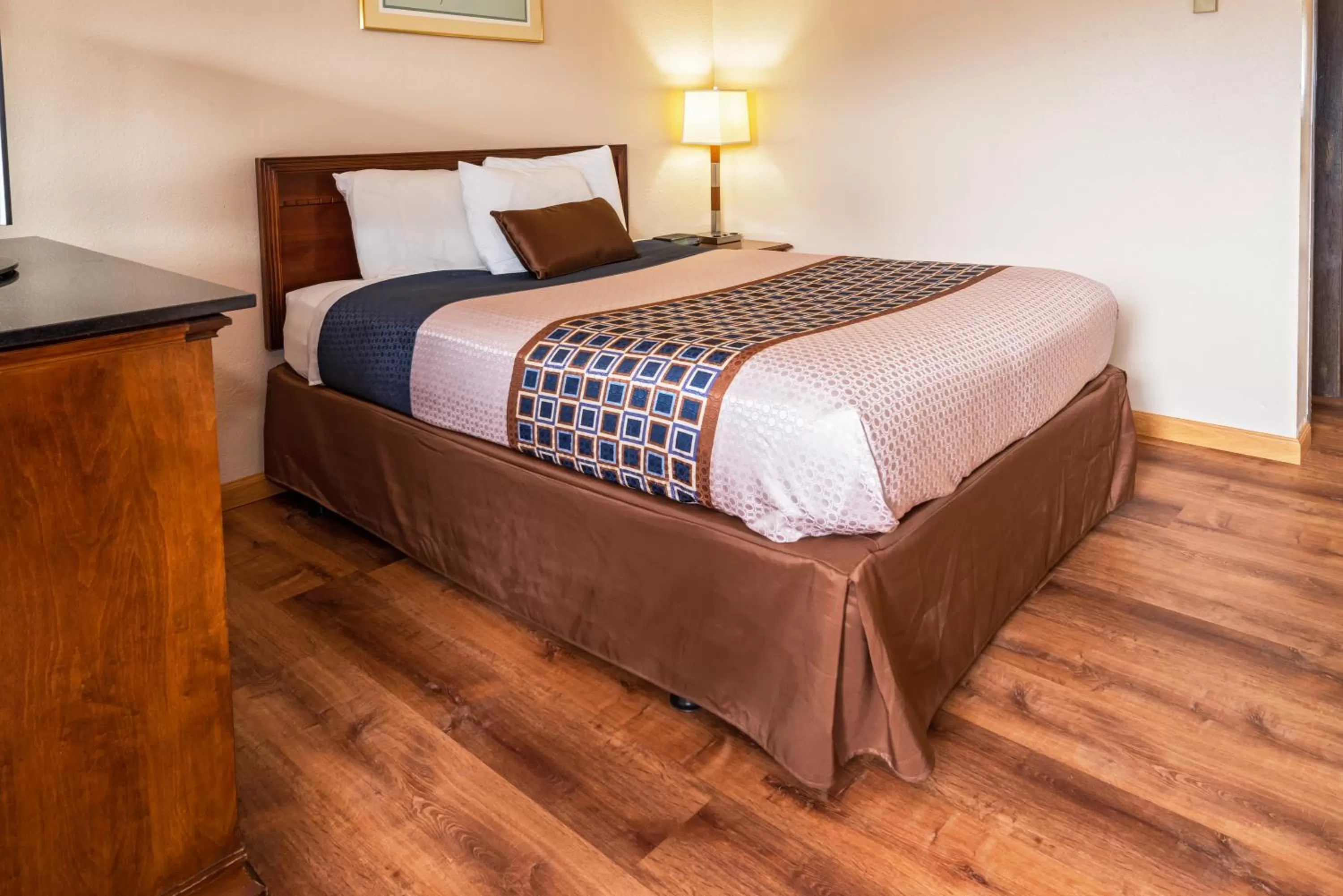 Photo of the whole room, Bed in Flagstone Motel