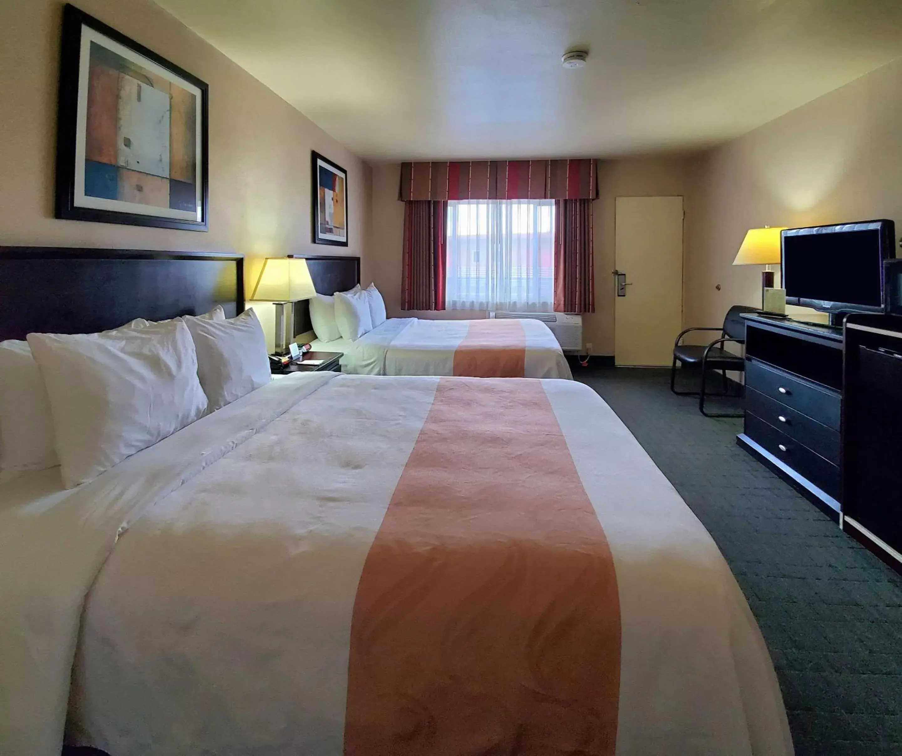 Bedroom in Quality Inn & Suites Anaheim at the Park