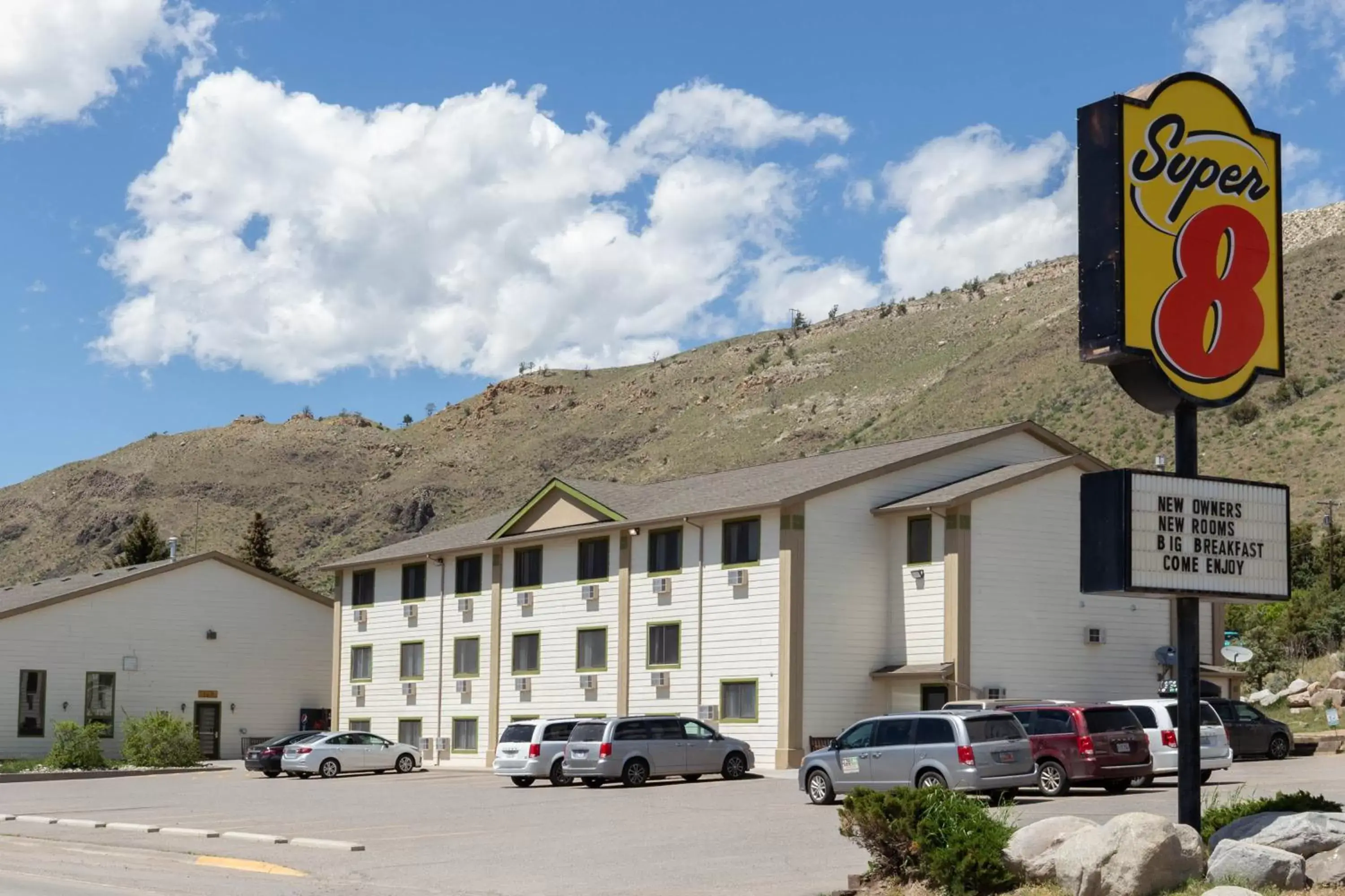 Property logo or sign, Property Building in Super 8 by Wyndham Gardiner/Yellowstone Park Area