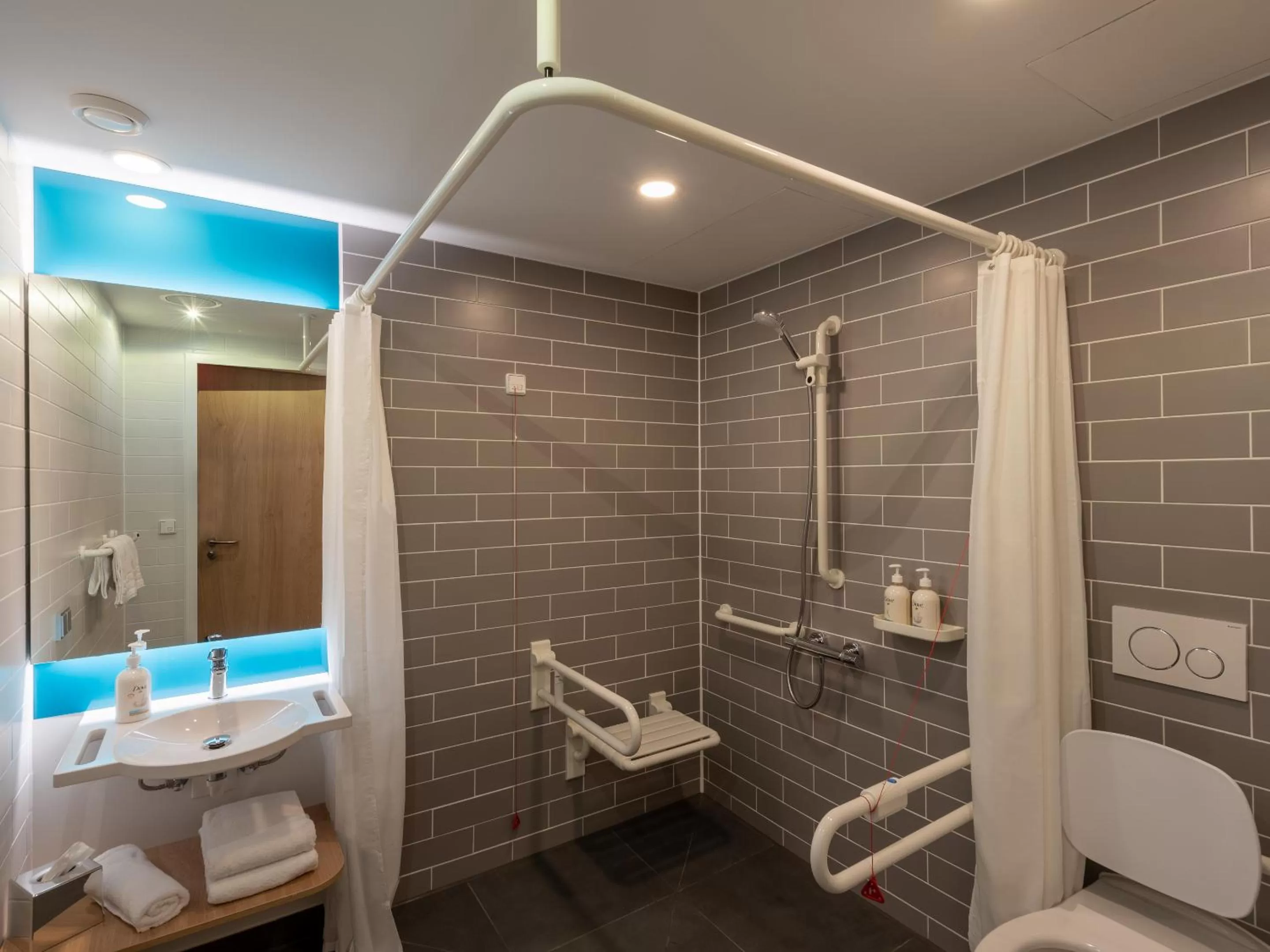 Toilet in Holiday Inn Express - Hamburg South A7-AS42 by IHG