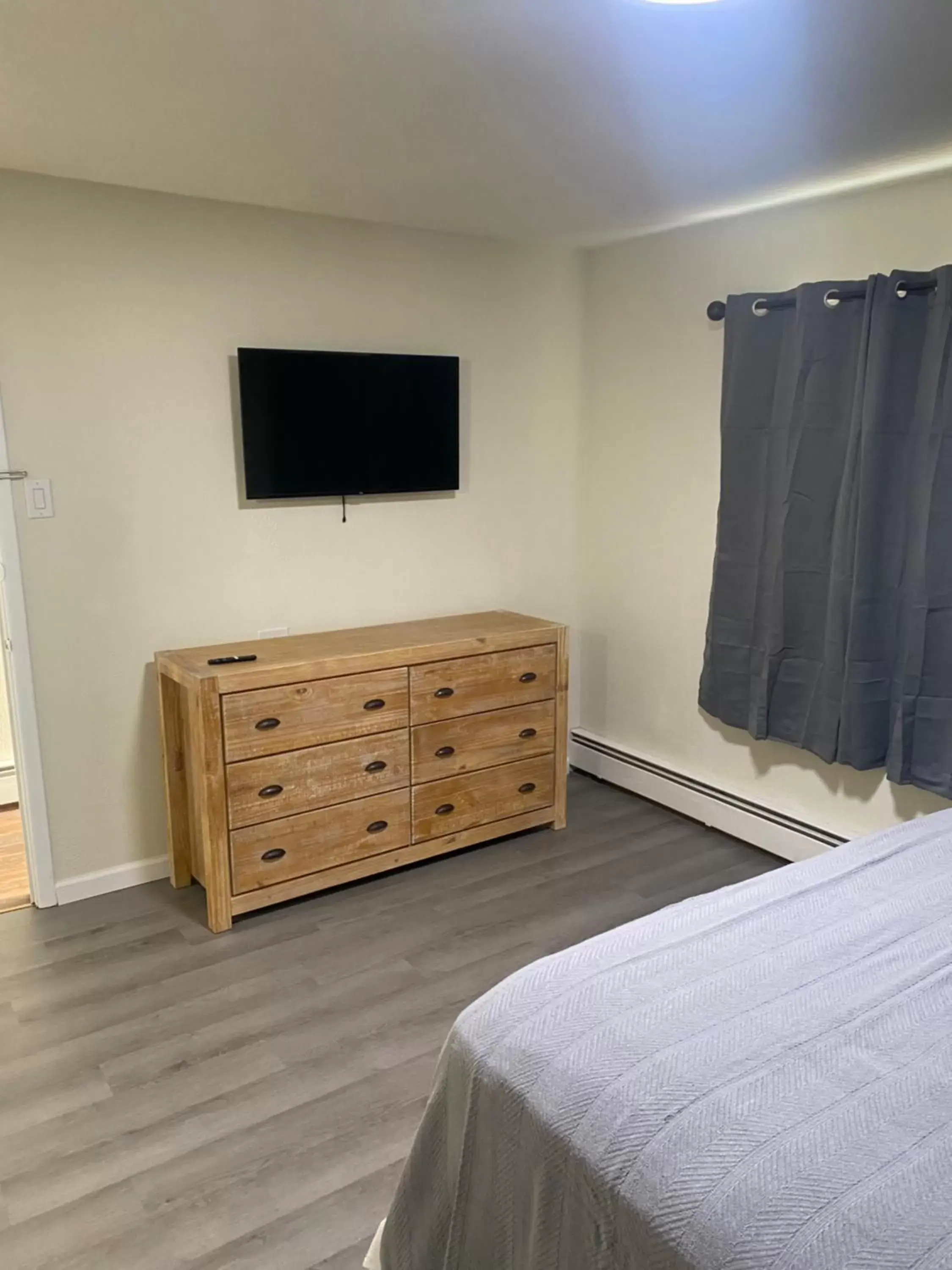 Bedroom, TV/Entertainment Center in Yankee Clipper Resort Motel