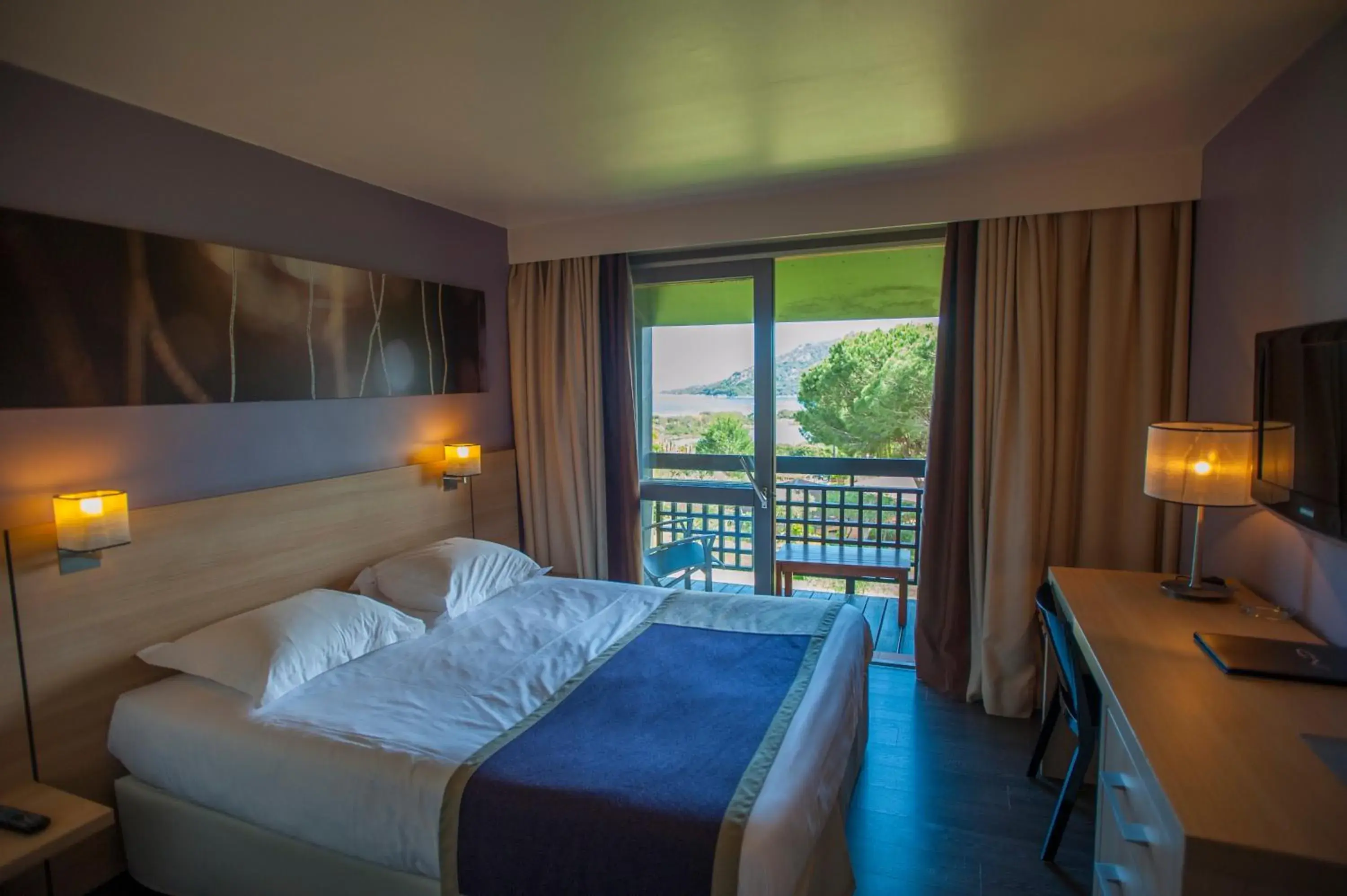 View (from property/room), Bed in Hôtel Castell'Verde