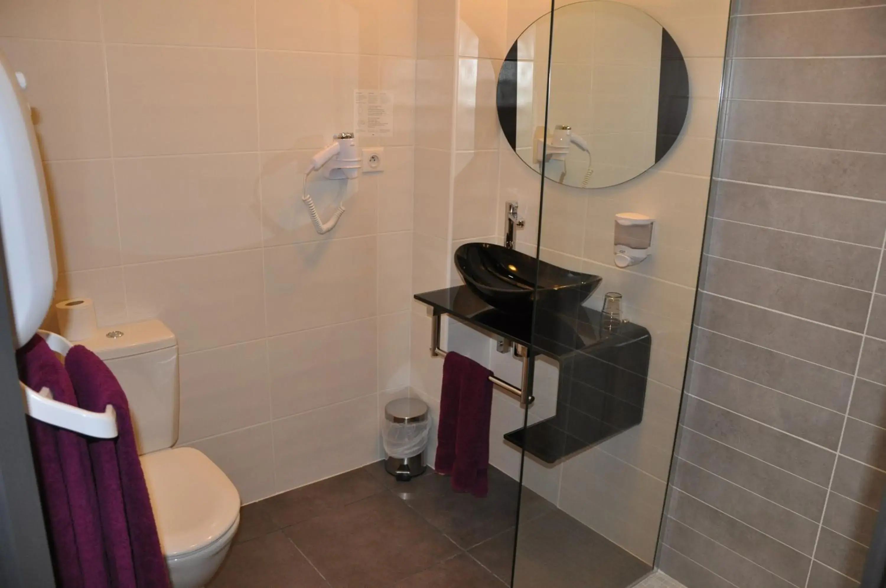 Bathroom in The Originals City, Hotel des Arts, Montauban (Inter-Hotel)