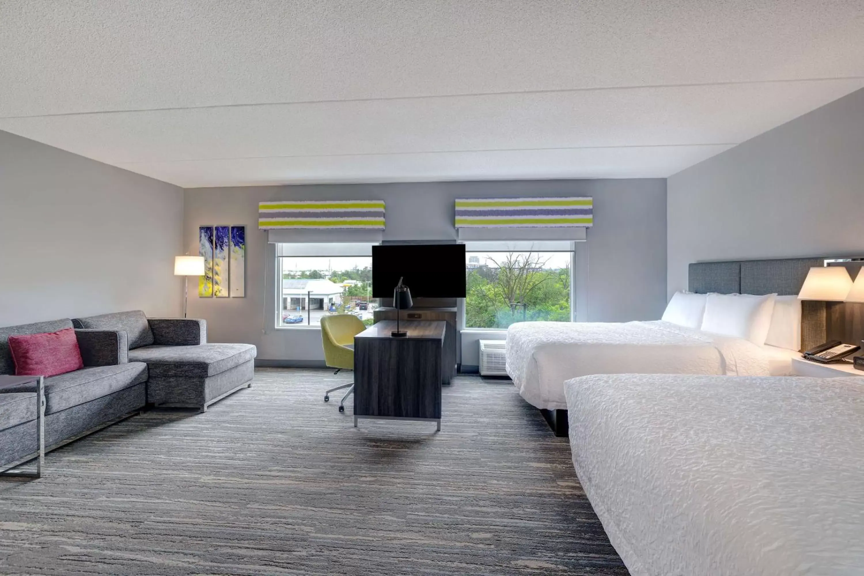 Bedroom, Seating Area in Hampton Inn & Suites Burlington, Ontario, Canada