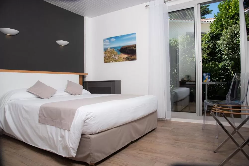 Bed in Hotel Les Dunes