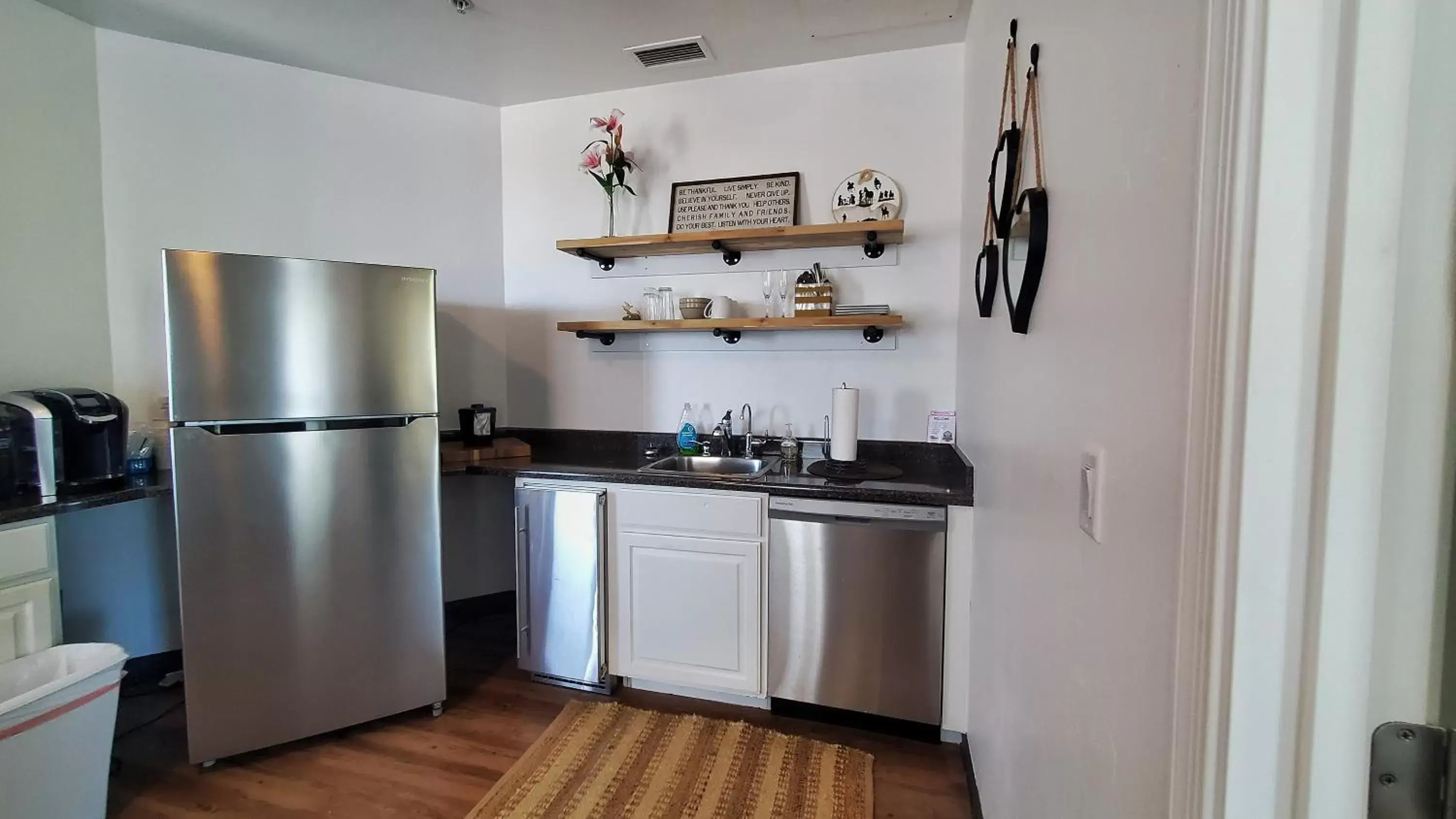 Kitchen/Kitchenette in Creekside Lodge and Cabins