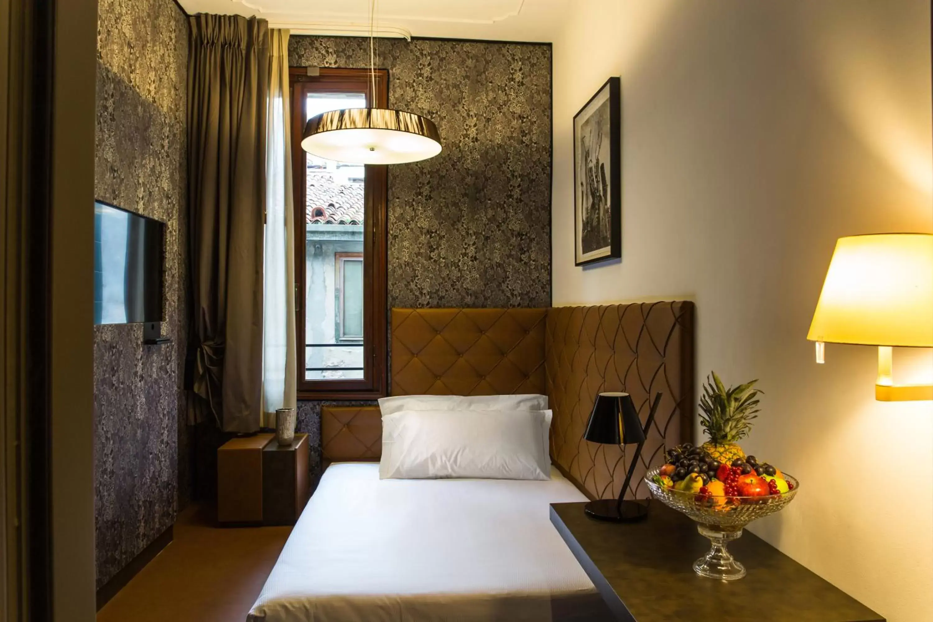 Photo of the whole room, Bed in Riva del Vin BOUTIQUE HOTEL