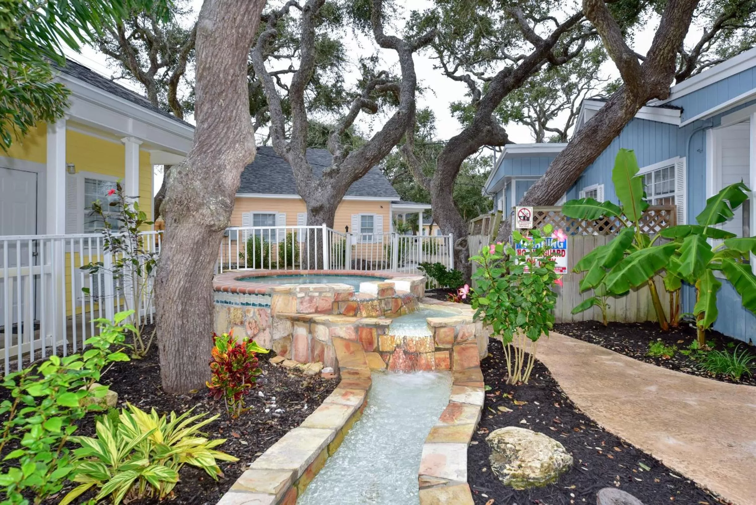 Garden in D&R Pelican Bay Resort