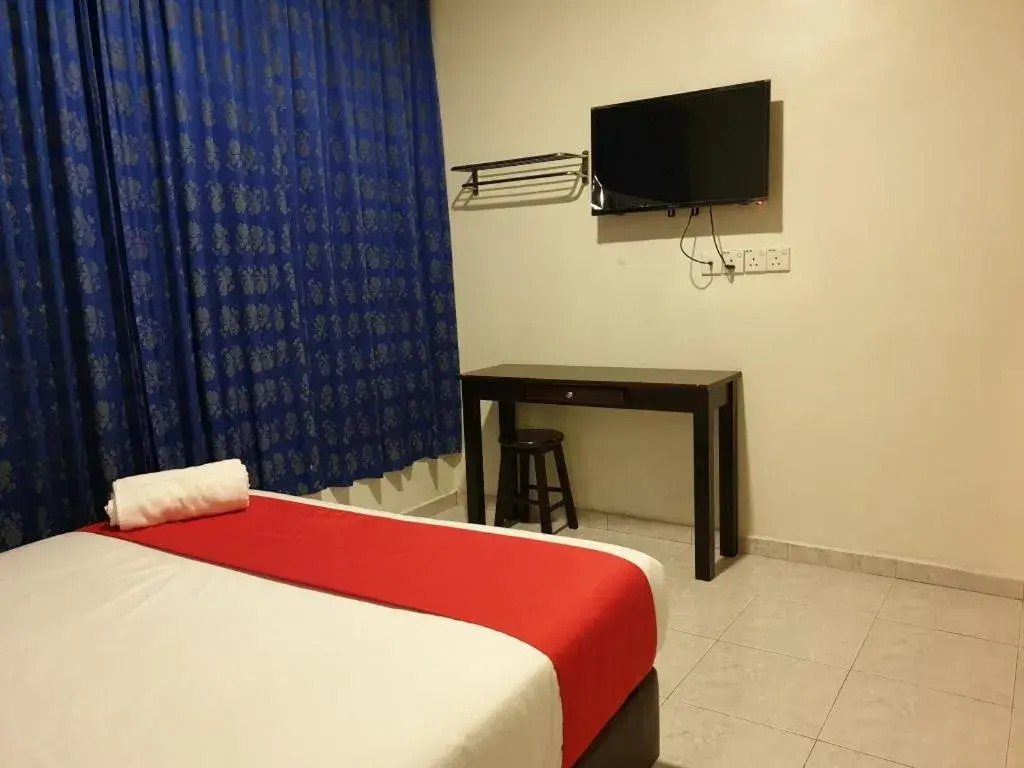 Bed, TV/Entertainment Center in Fully Hotel Desa Tebrau
