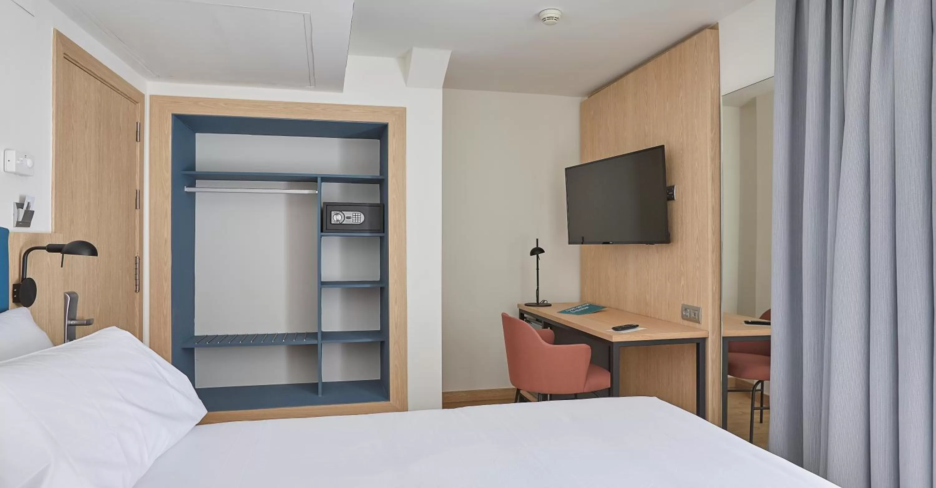 Photo of the whole room, Bed in Occidental Alicante